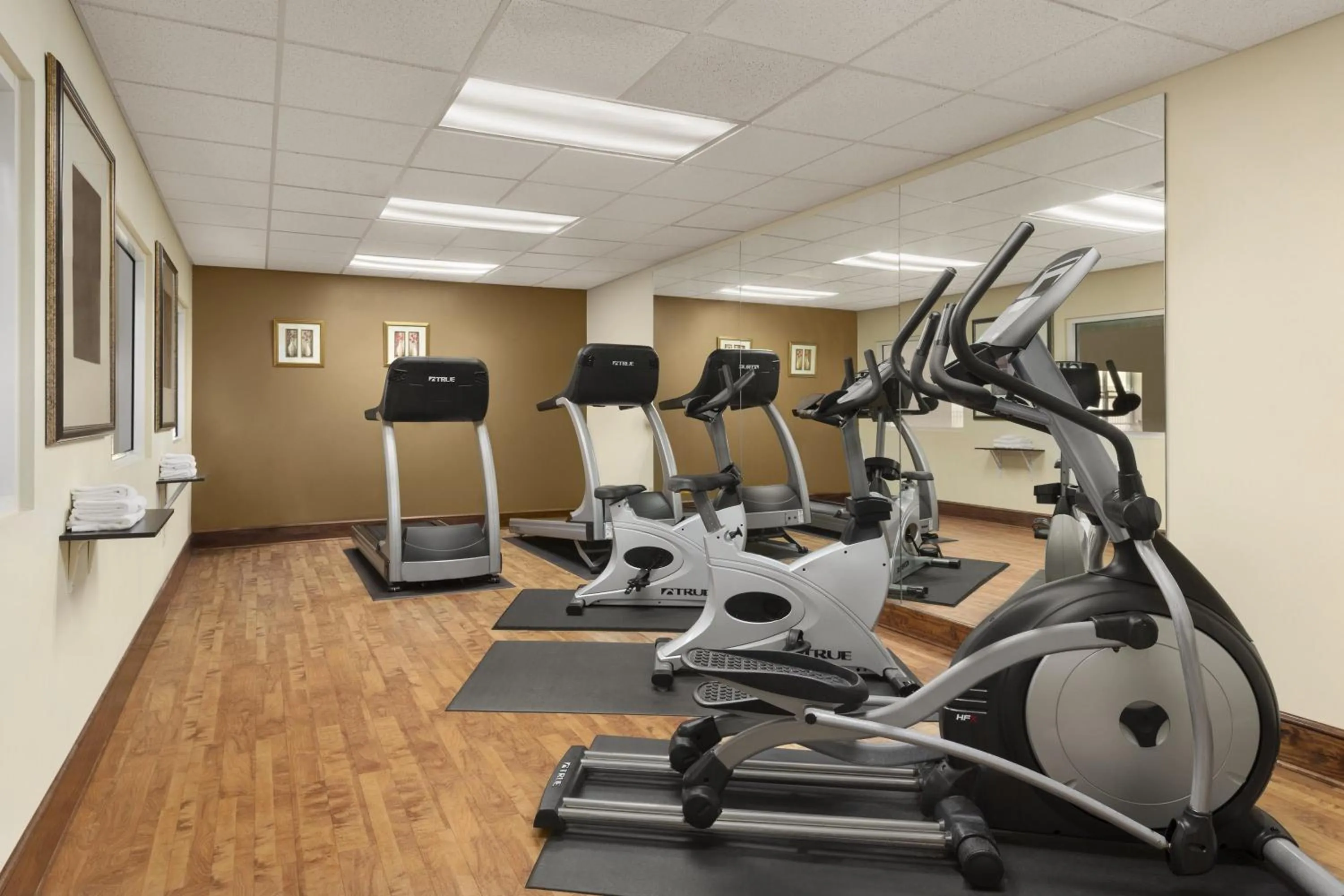 Fitness centre/facilities in Country Inn & Suites by Radisson, Macon North, GA