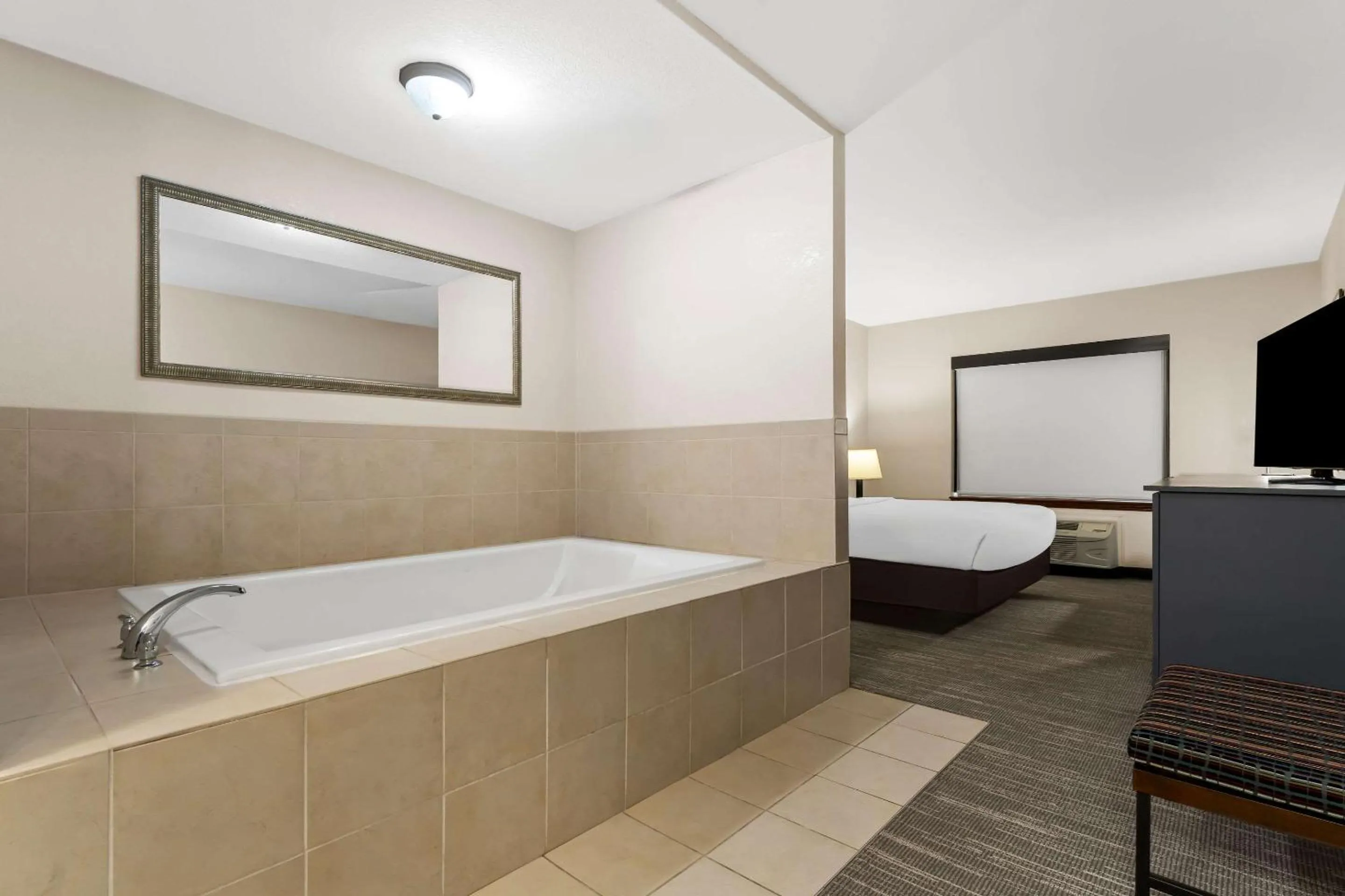 Bedroom, Bed in Country Inn & Suites by Radisson, Macon North, GA