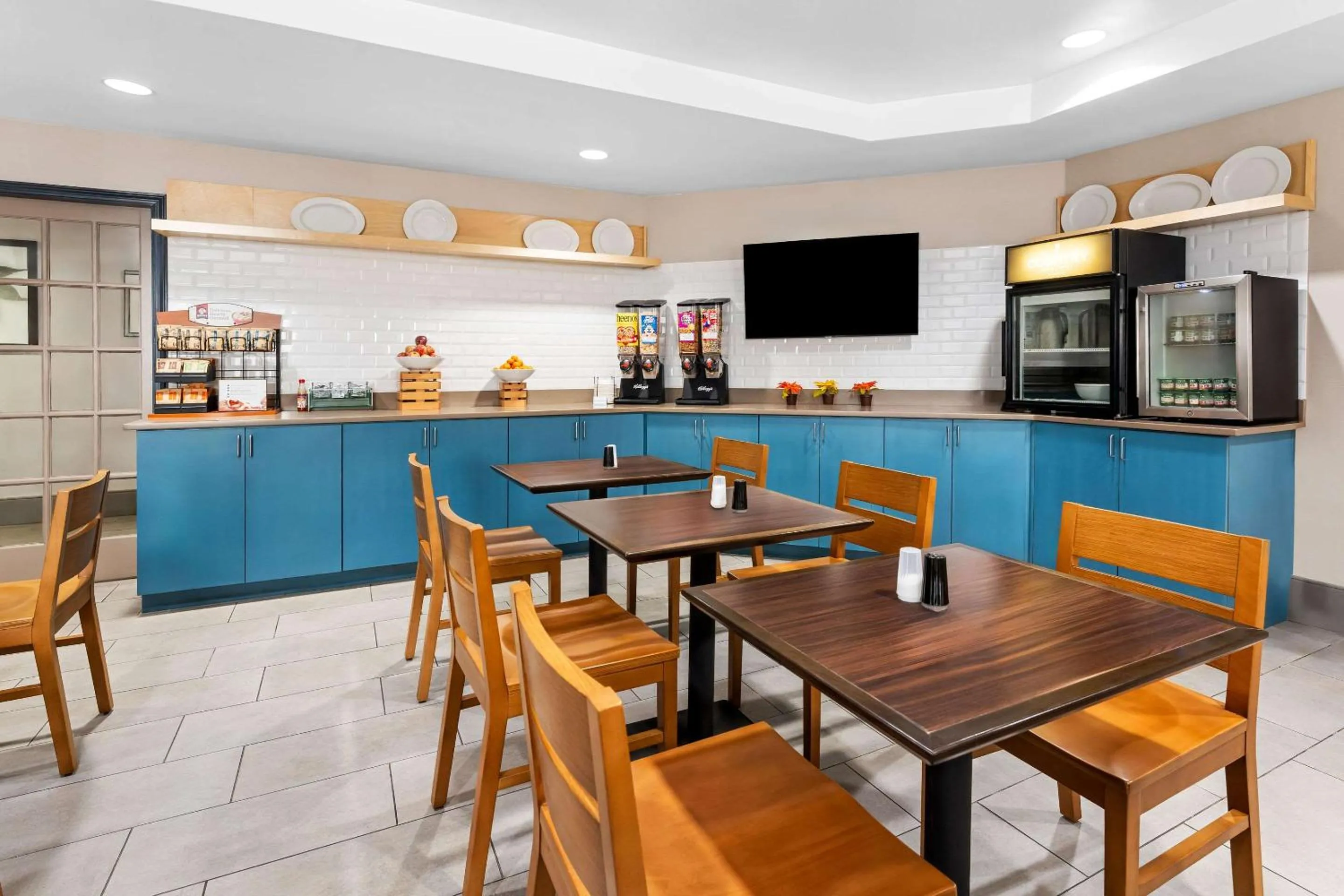 Breakfast in Country Inn & Suites by Radisson, Macon North, GA