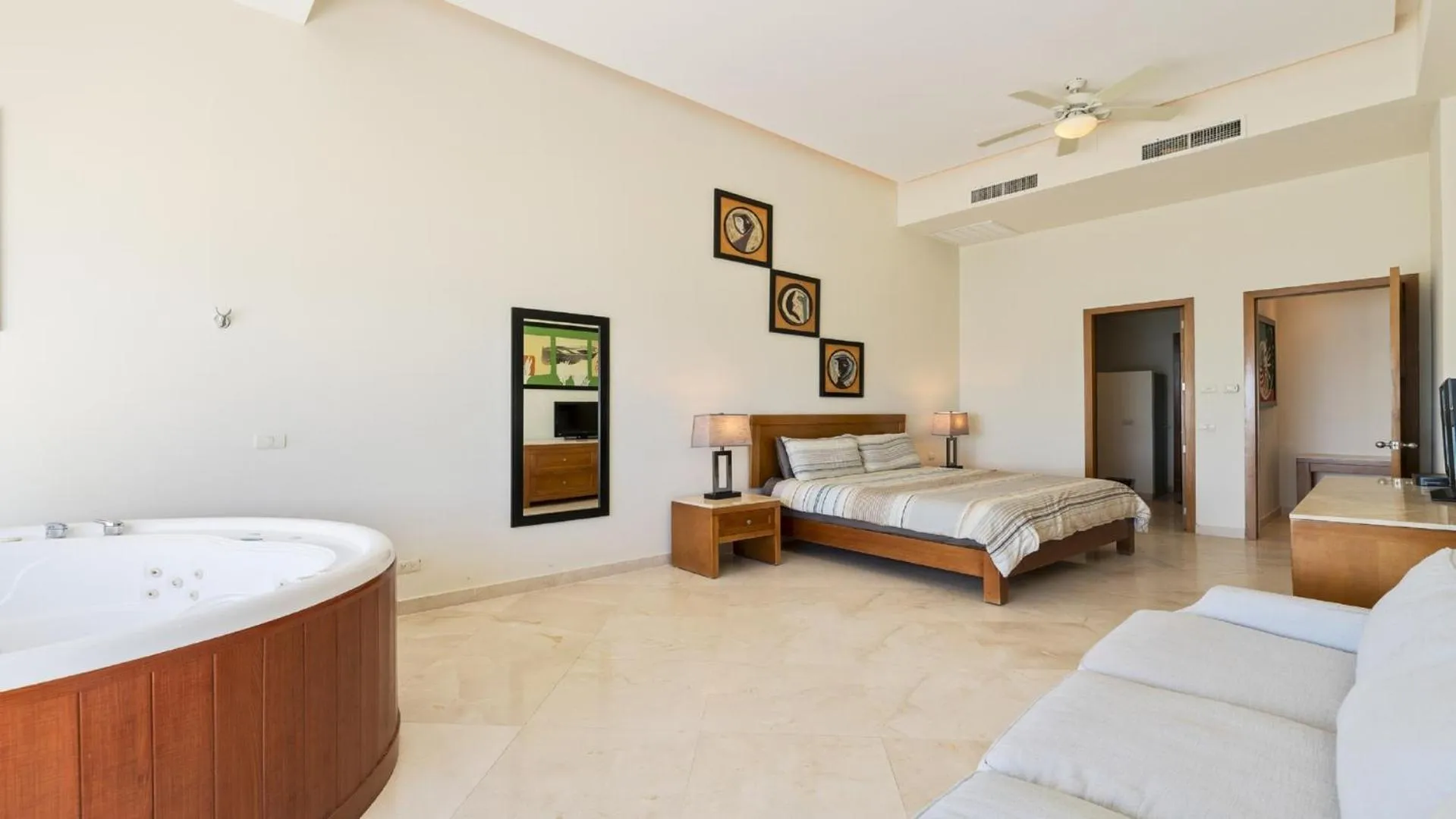 Photo of the whole room, Bed in Luna Blanca Penthouse by Kivoya