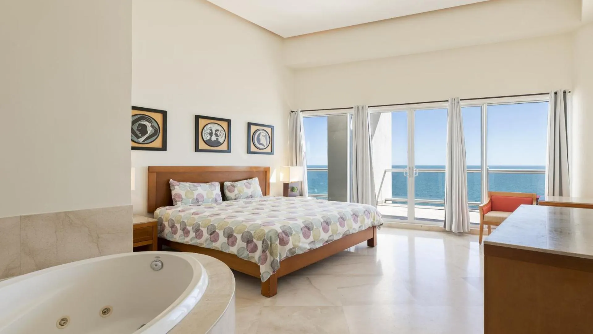 Photo of the whole room, Bed in Luna Blanca Penthouse by Kivoya