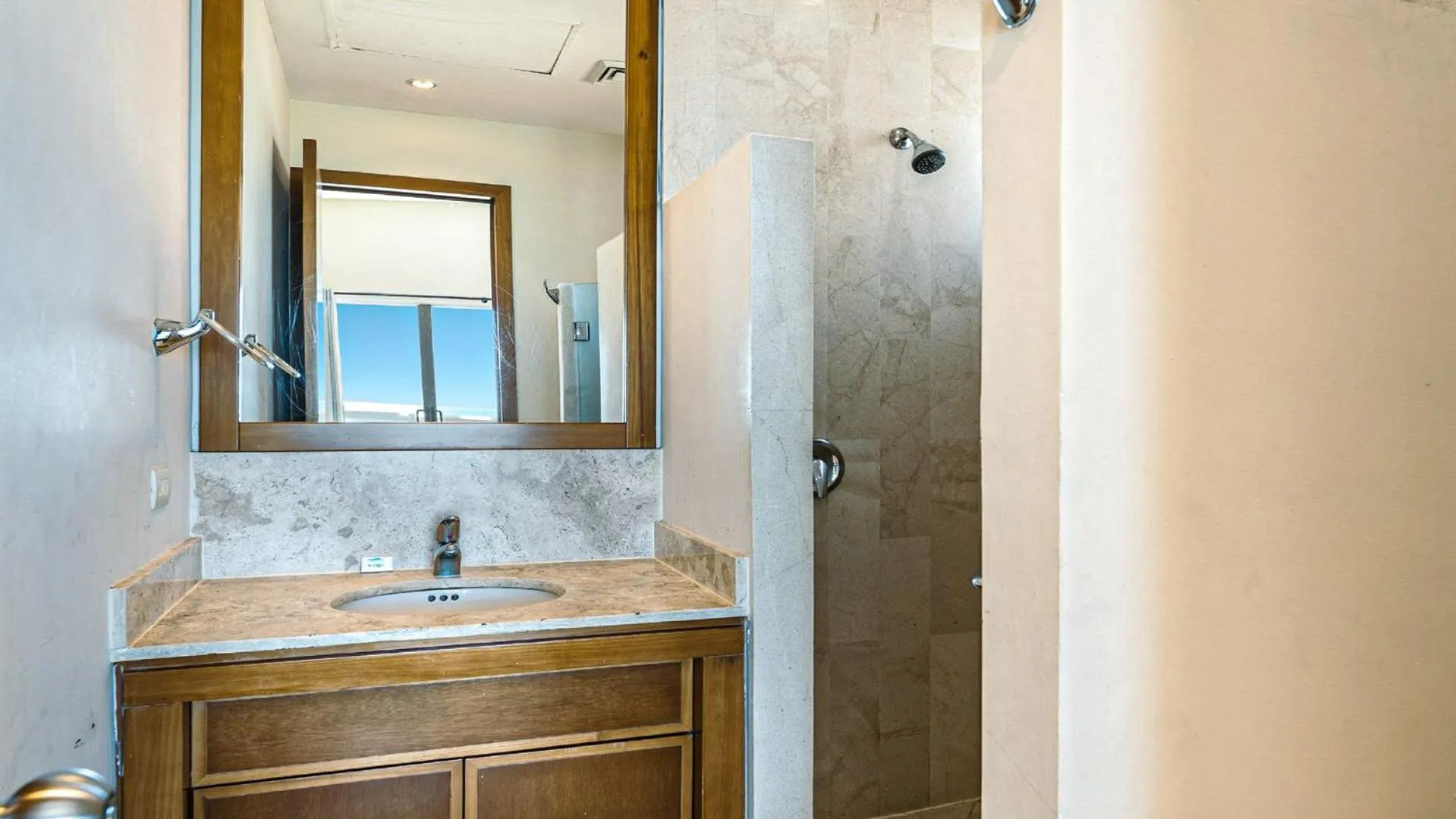 Bathroom in Luna Blanca Penthouse by Kivoya