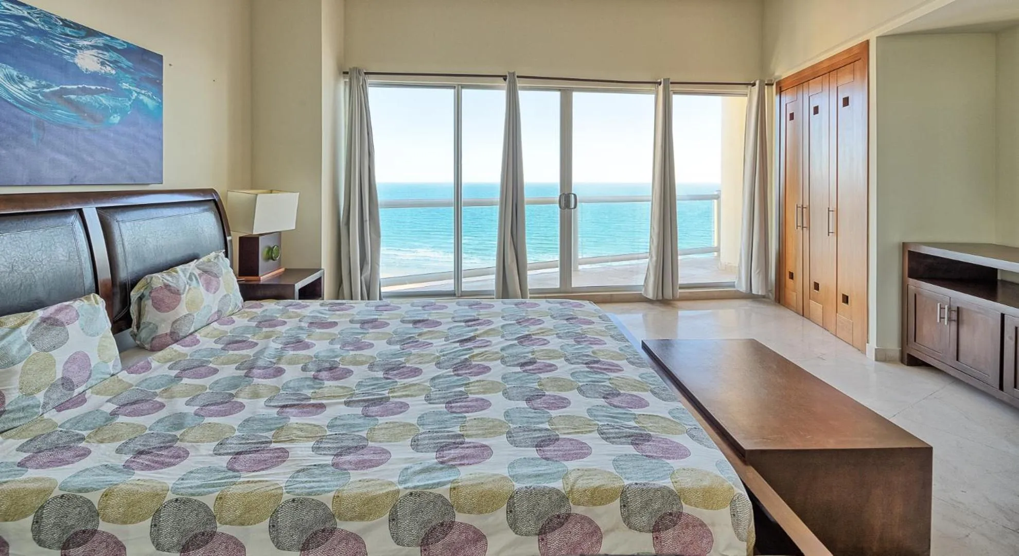 Photo of the whole room, Bed in Luna Blanca Penthouse by Kivoya