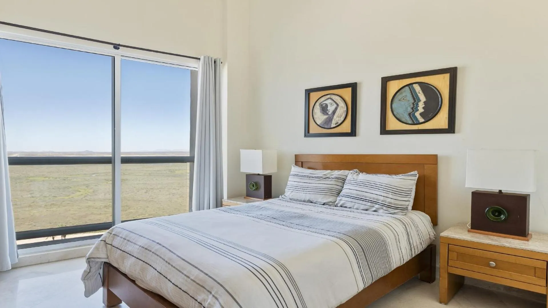 Photo of the whole room, Bed in Luna Blanca Penthouse by Kivoya