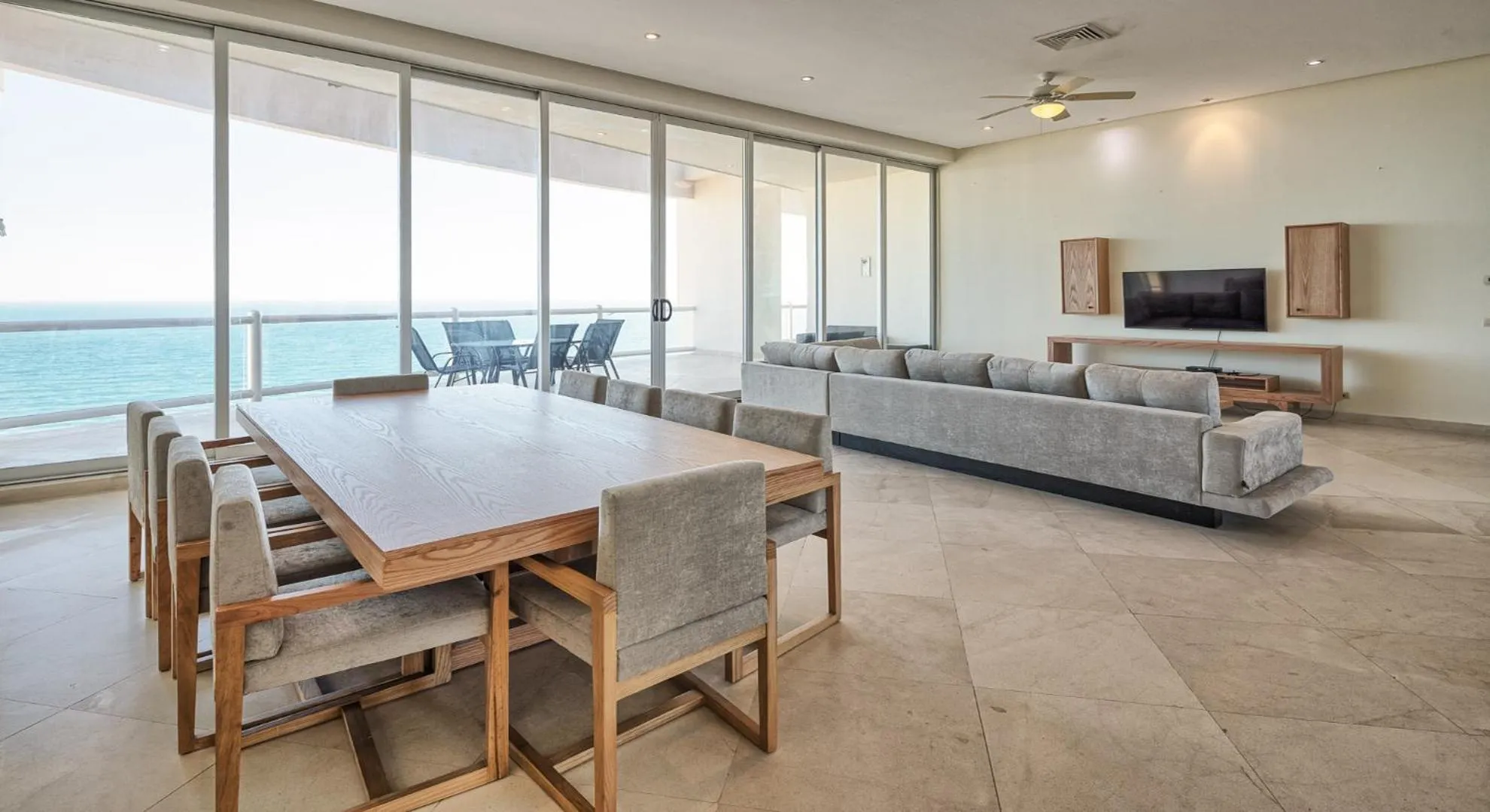 Living room in Luna Blanca Penthouse by Kivoya