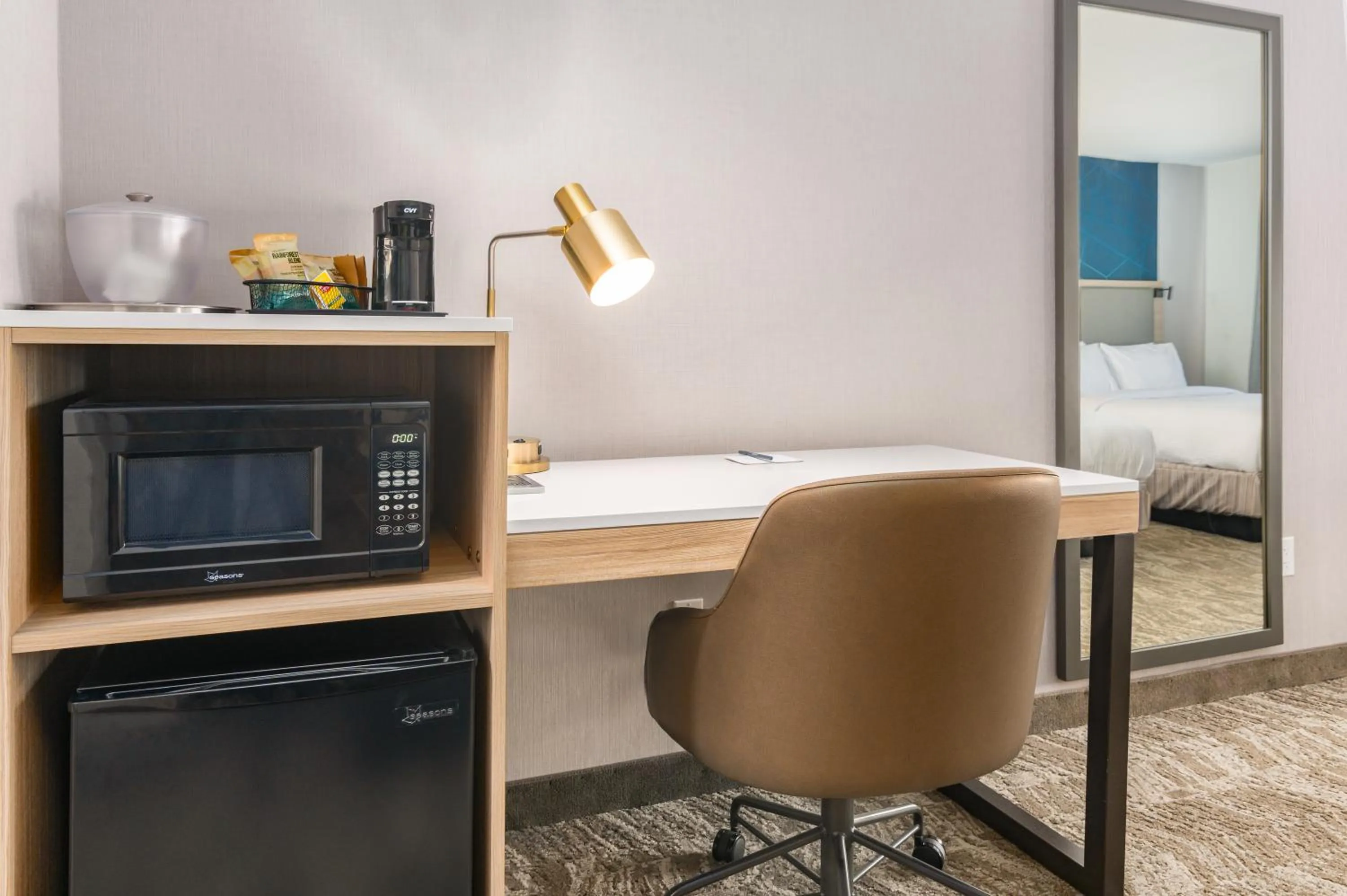 microwave, Bed in SpringHill Suites by Marriott Freeport Brunswick