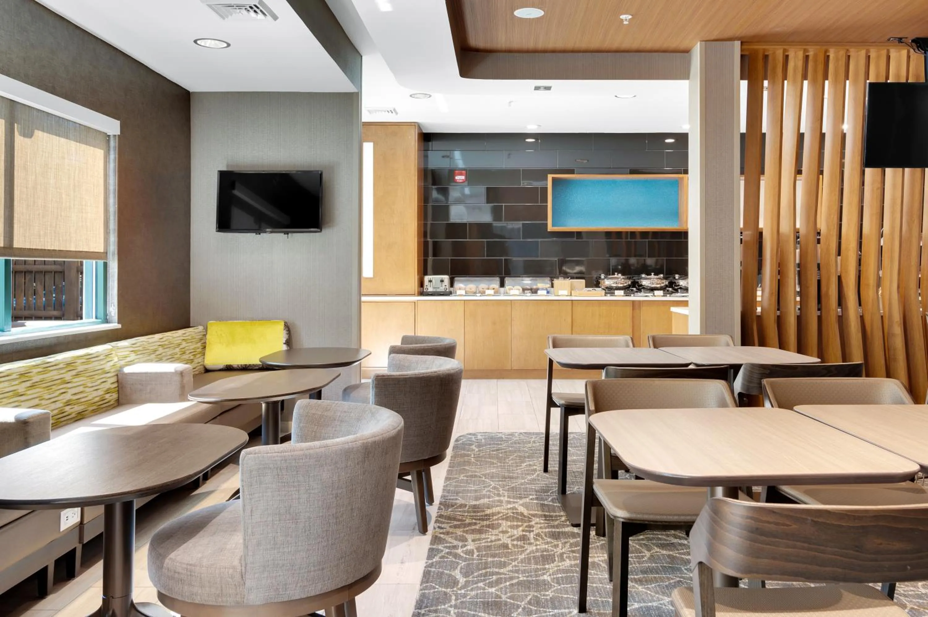 Restaurant/places to eat in SpringHill Suites by Marriott Freeport Brunswick