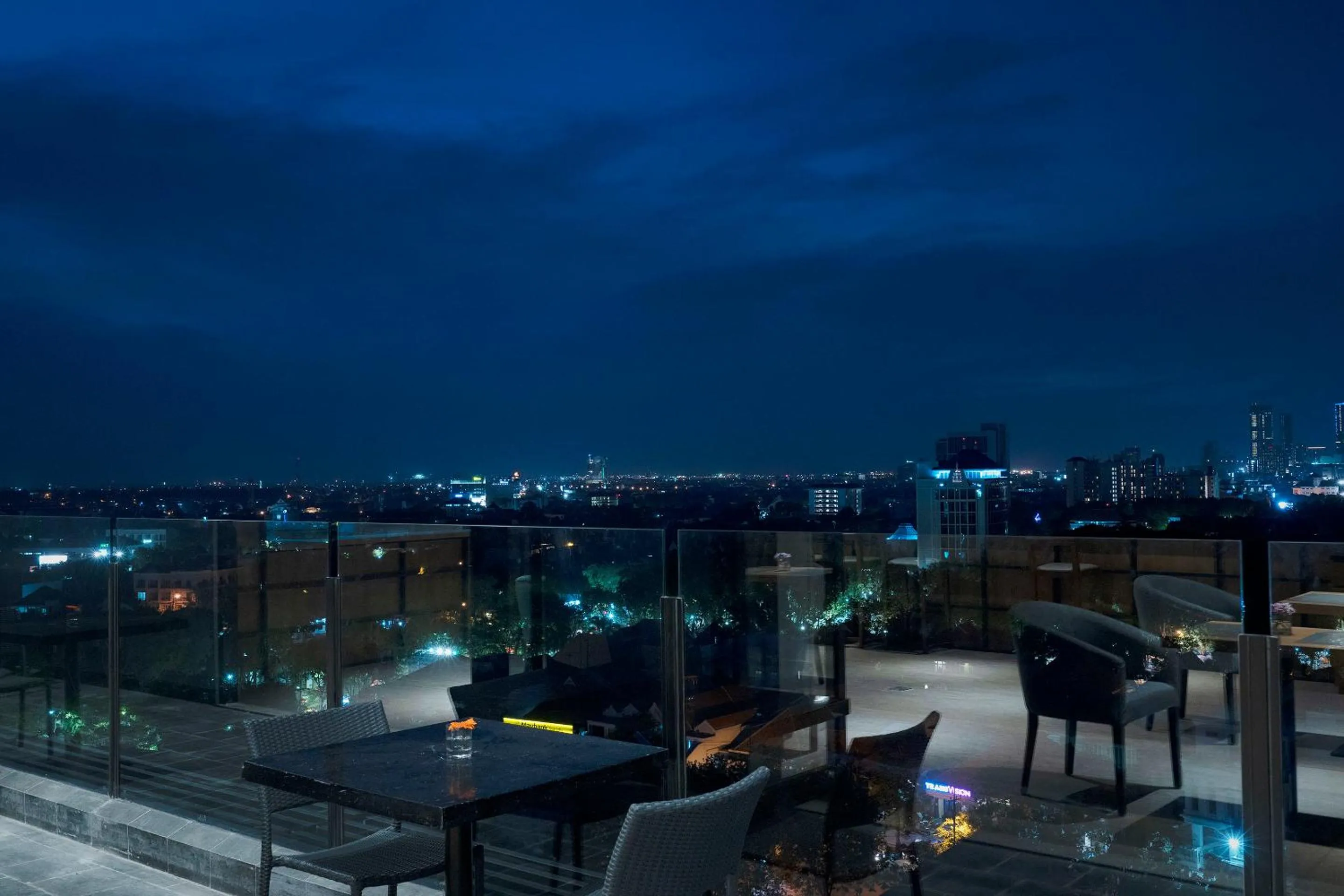 Lounge or bar in BATIQA Hotel Darmo - Surabaya