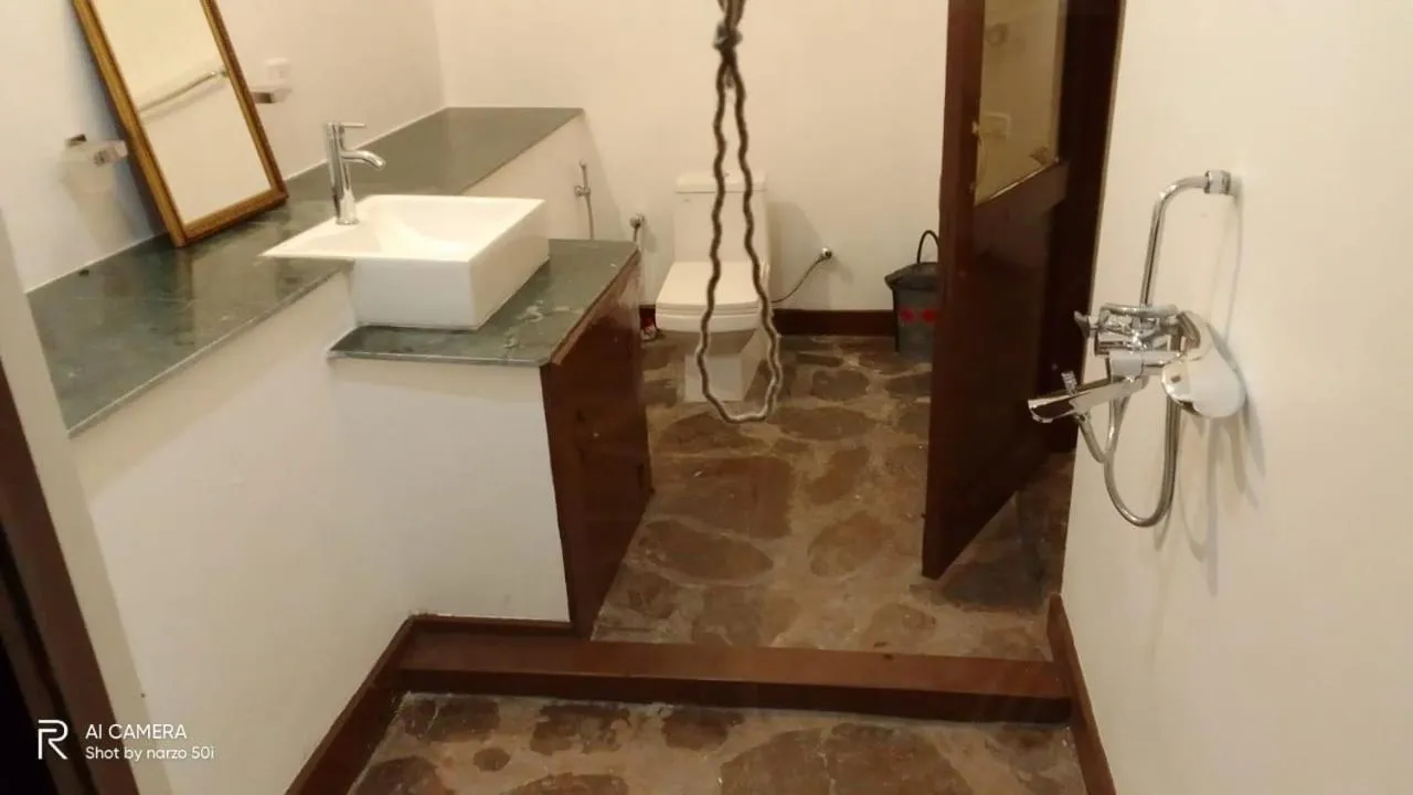 Bathroom in Samira's Birds & Butterflies Park-Spashram Ganga Beach Retreat