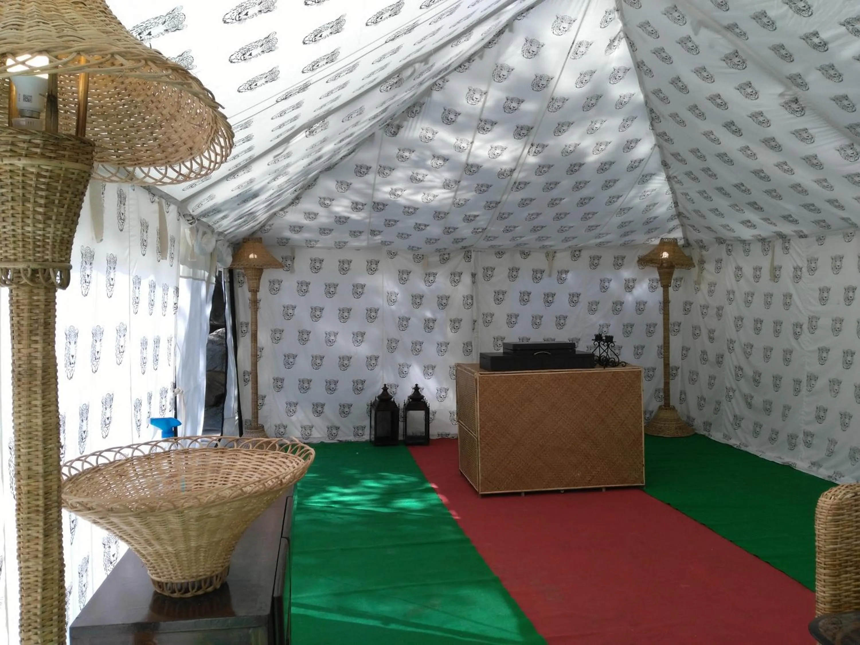 Communal lounge/ TV room in Samira's Birds & Butterflies Park-Spashram Ganga Beach Retreat