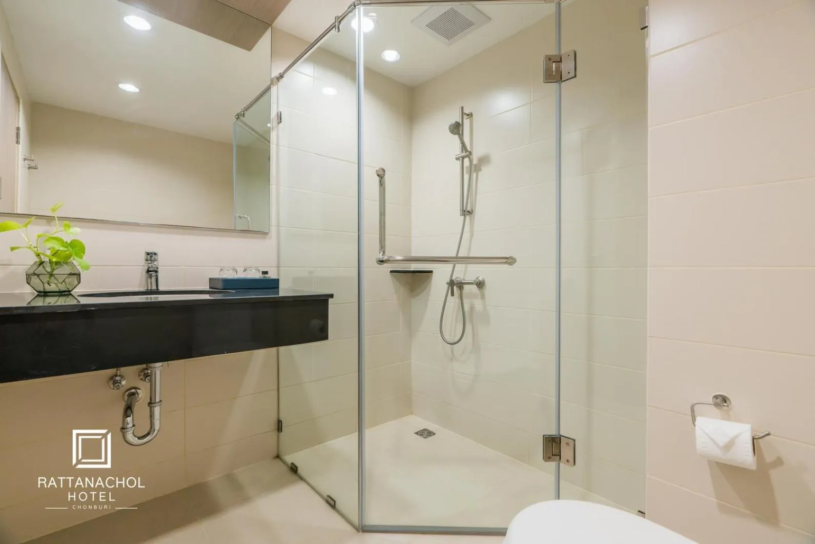 Shower in Rattanachol Hotel