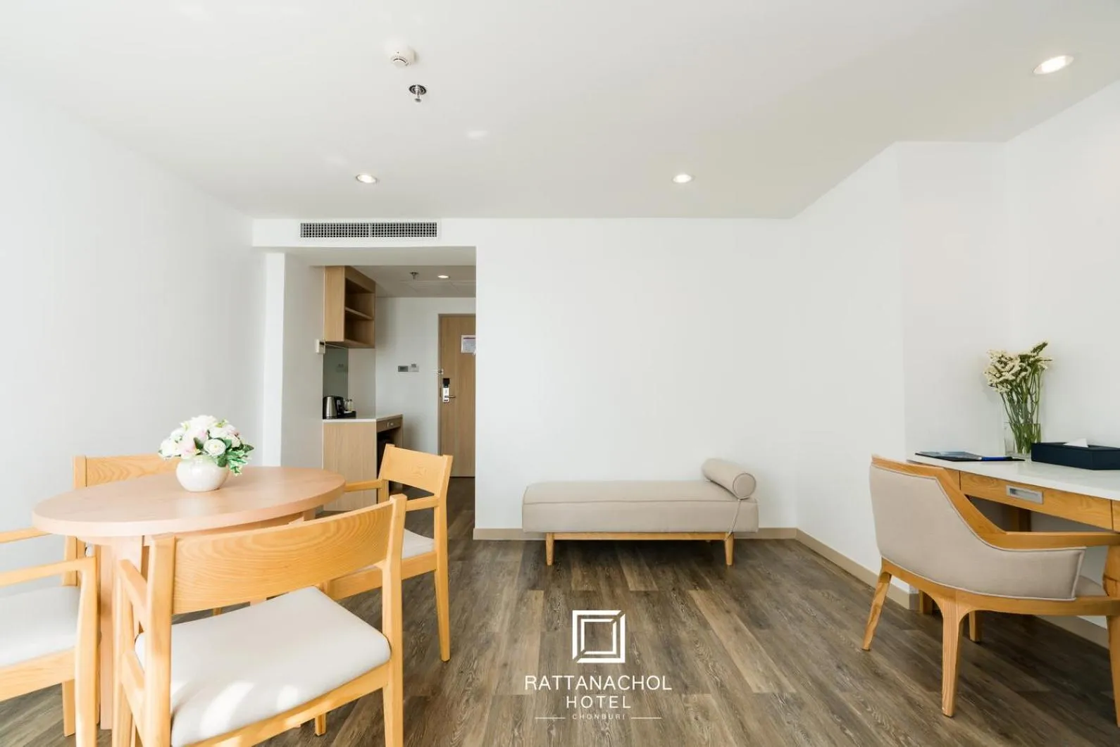 Living room in Rattanachol Hotel