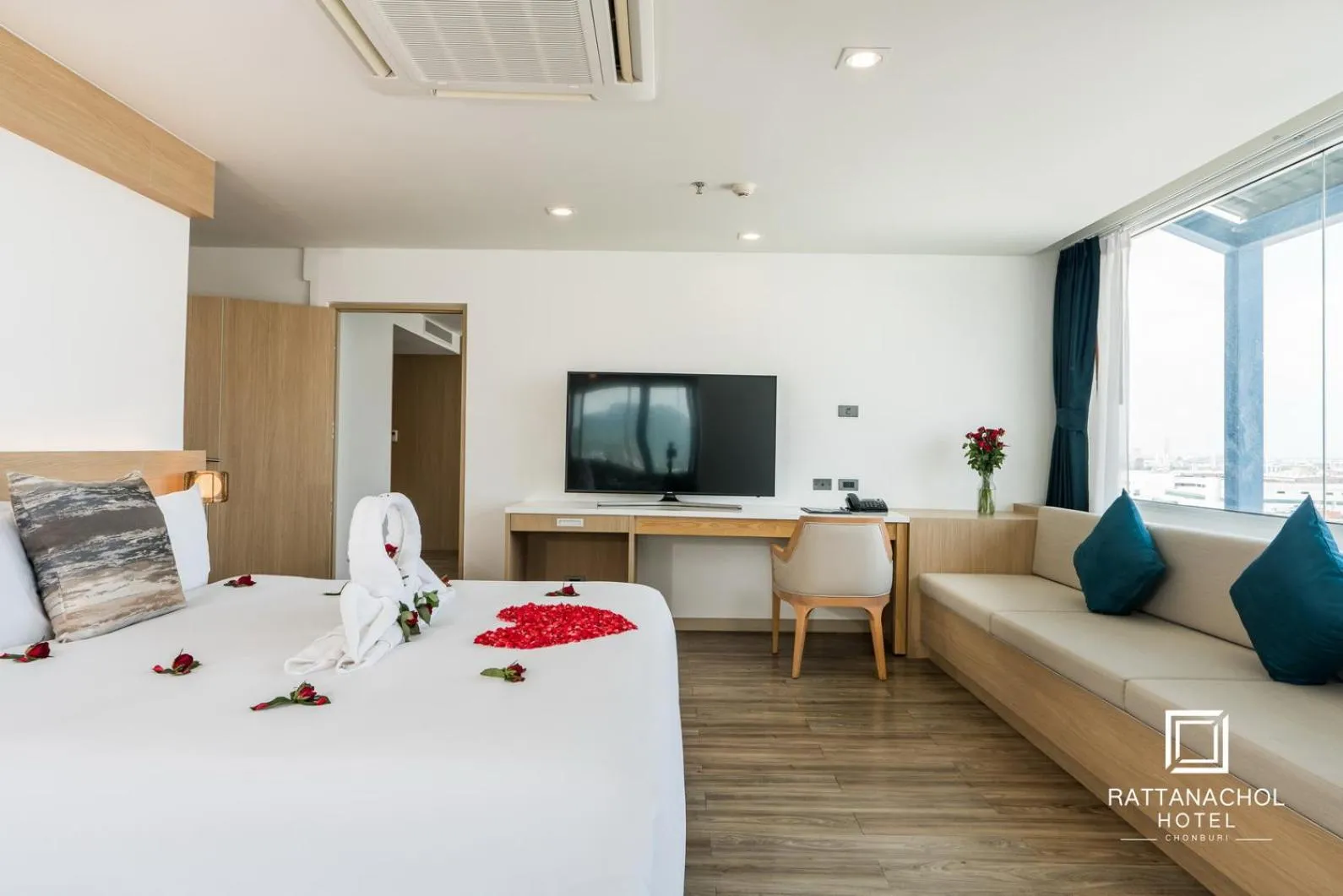 Photo of the whole room, Bed in Rattanachol Hotel