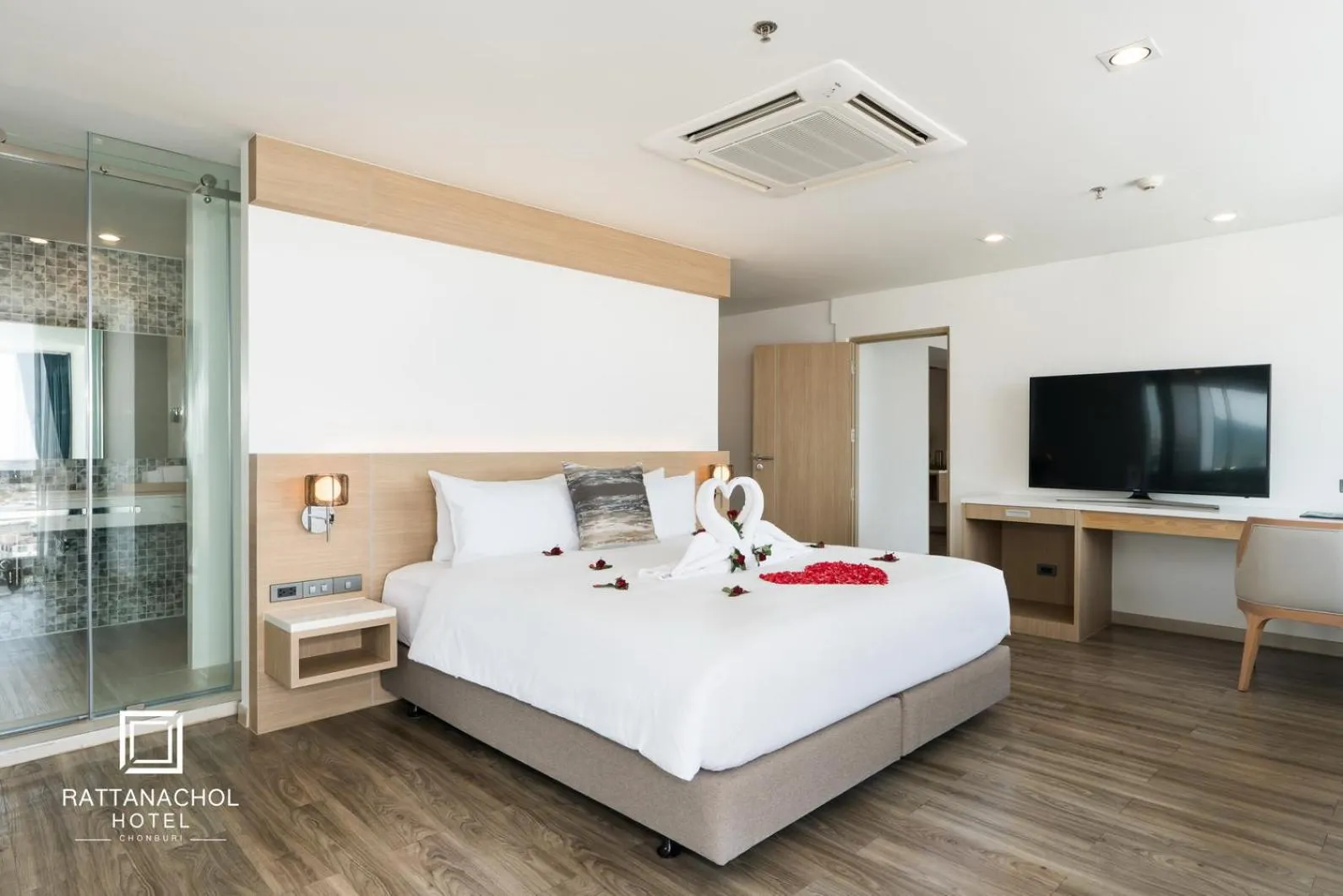 Photo of the whole room, Bed in Rattanachol Hotel