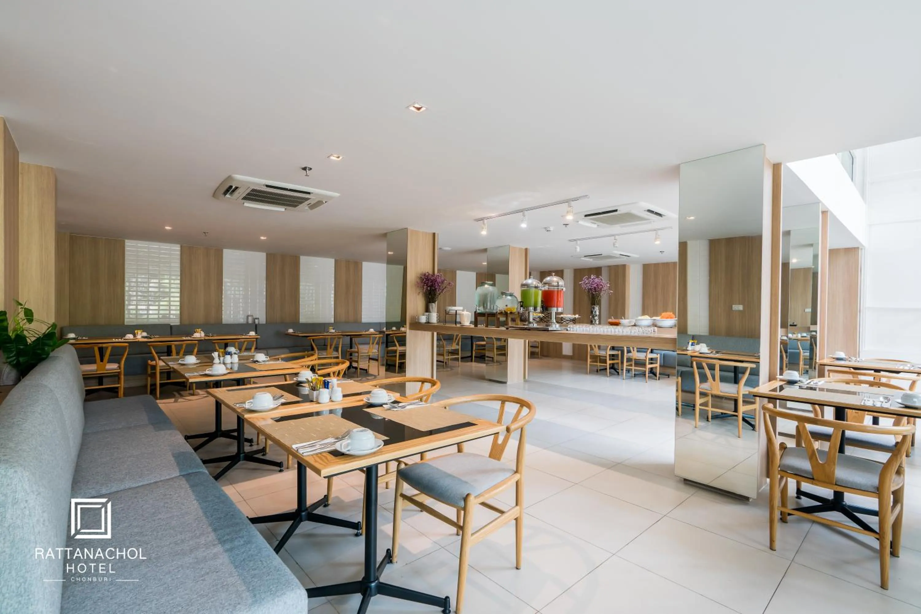 Restaurant/places to eat in Rattanachol Hotel