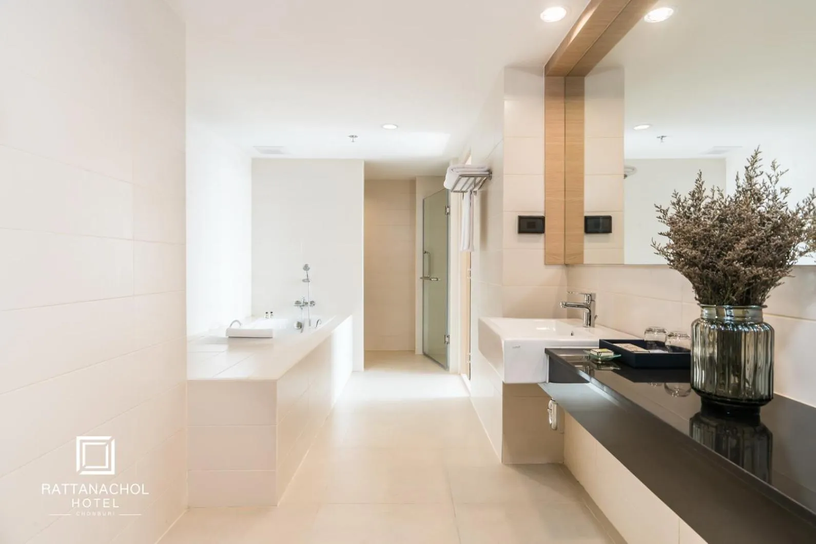 Shower in Rattanachol Hotel