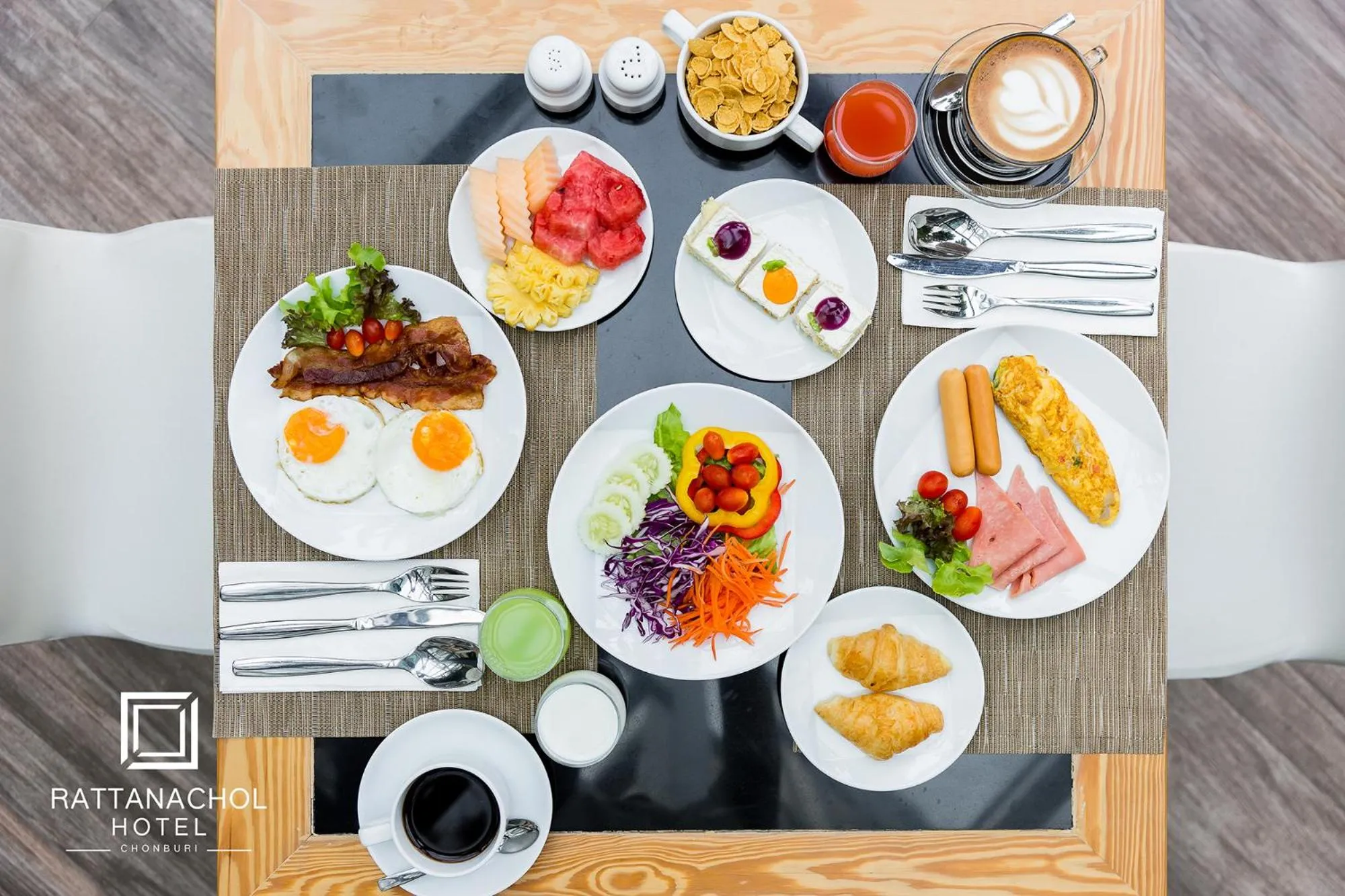 Buffet breakfast in Rattanachol Hotel