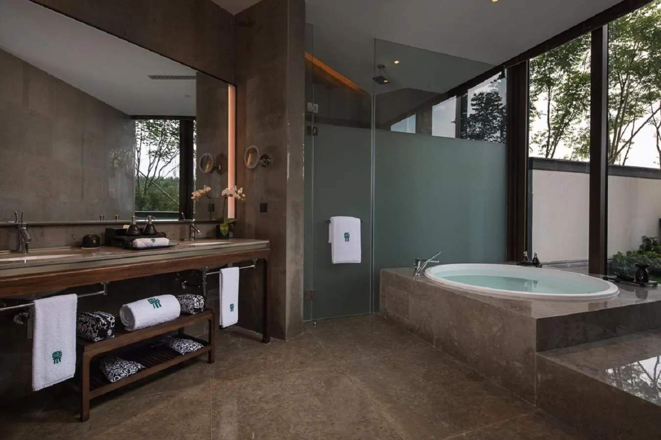 Shower in Banyan Tree Anji