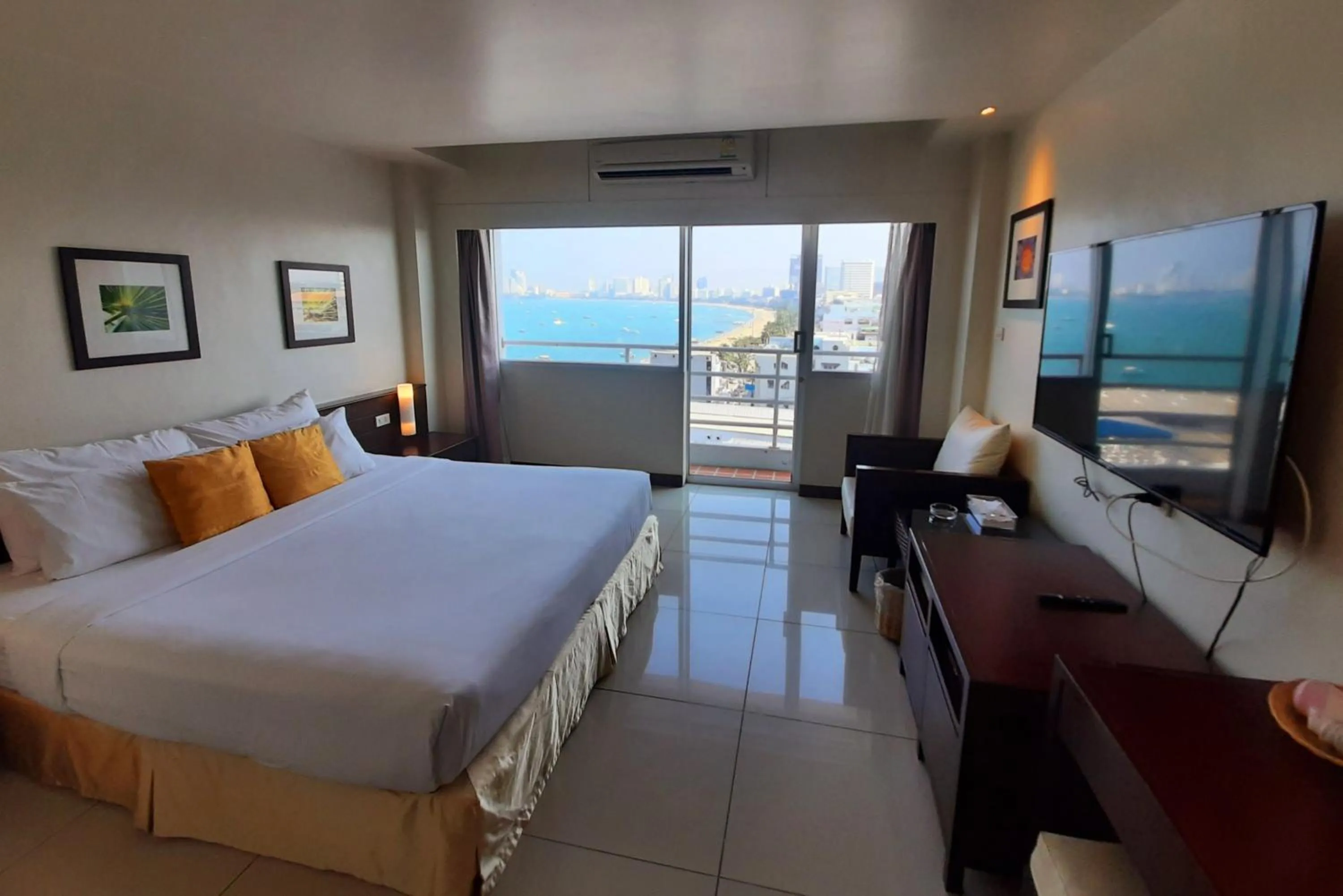 Bedroom, Bed in Grand Hotel