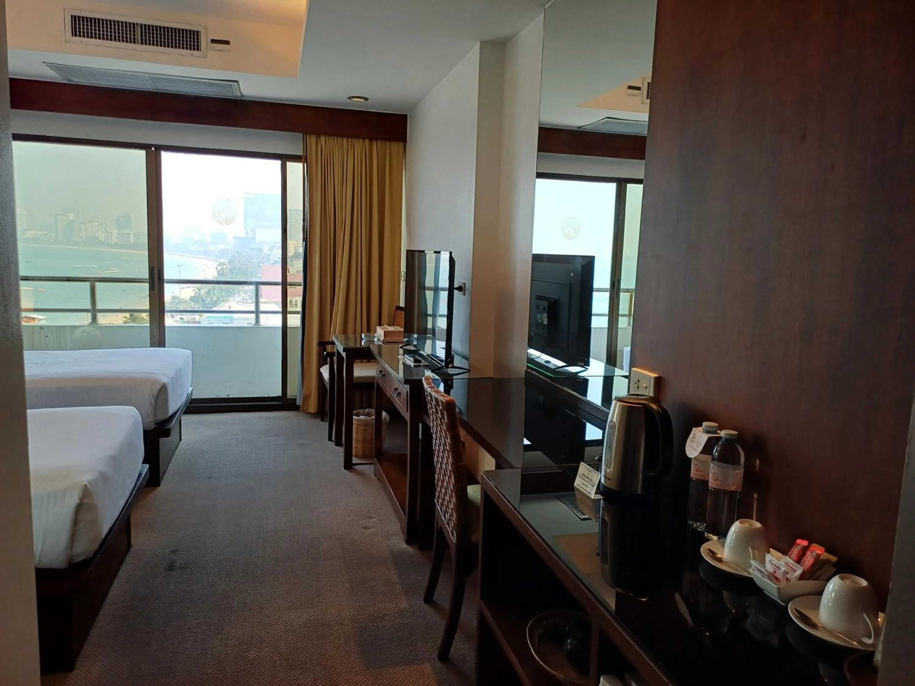 Photo of the whole room, Bed in Grand Hotel