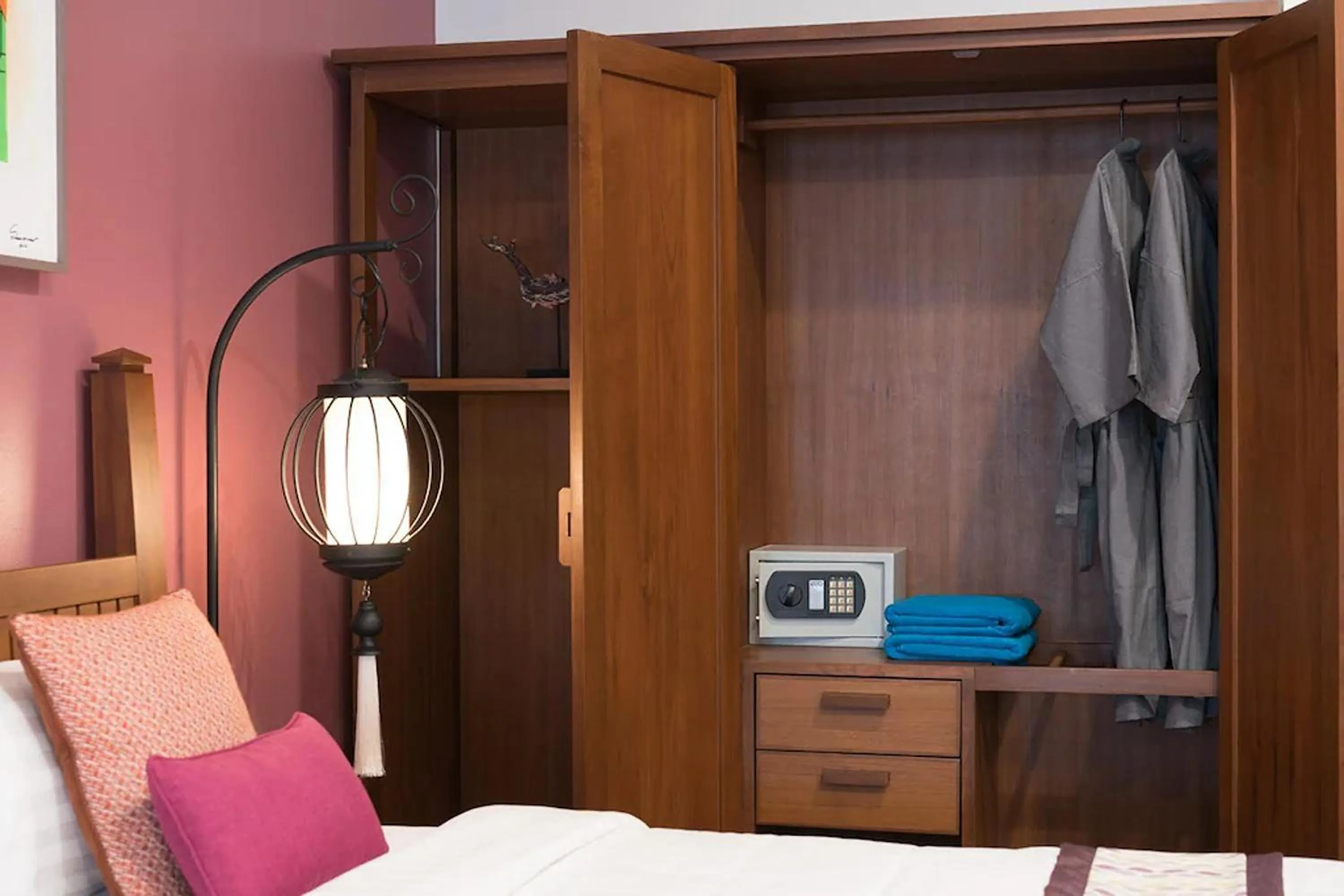 Bedroom, Bed in Villa Sanpakoi