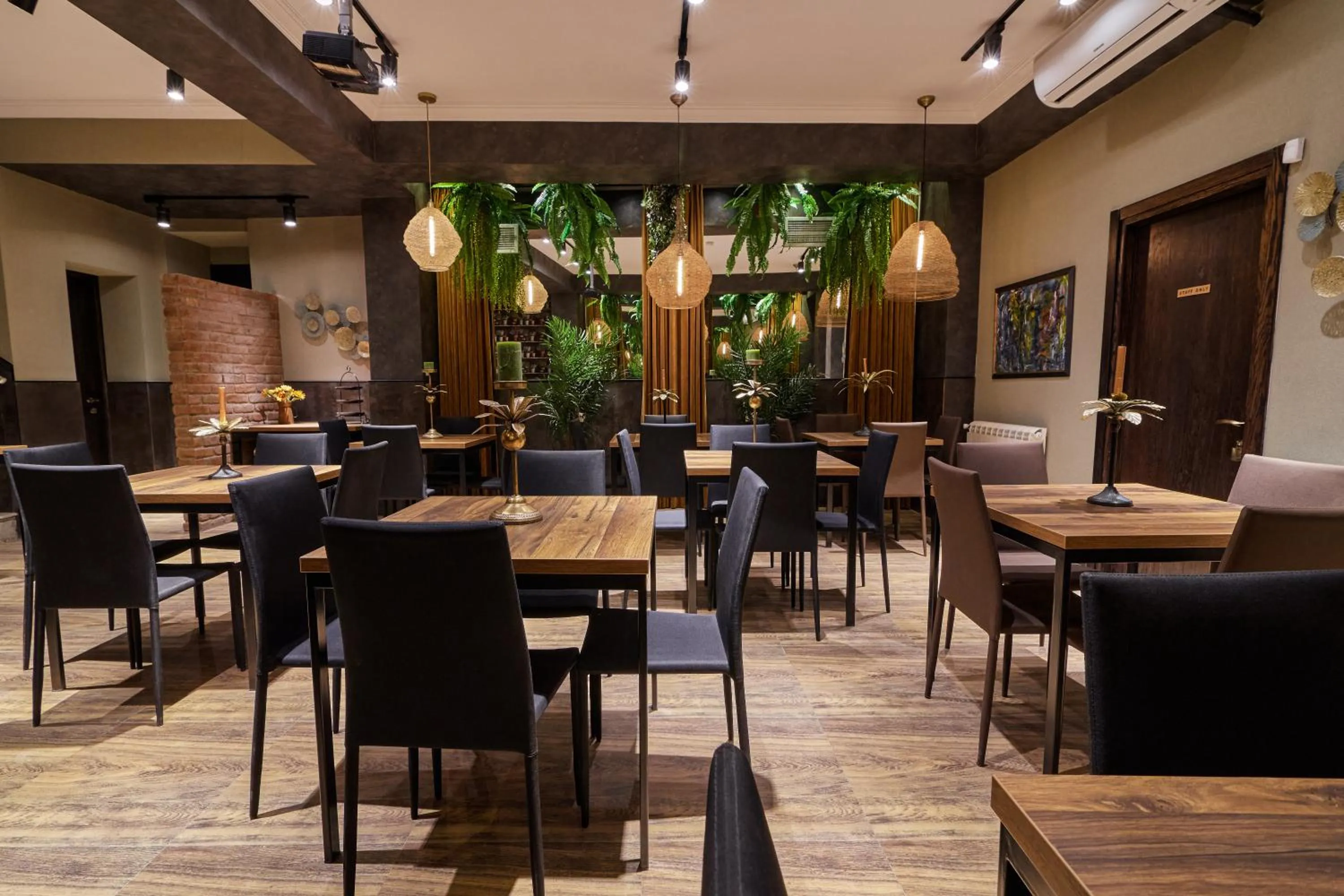 Restaurant/places to eat in Hotel City