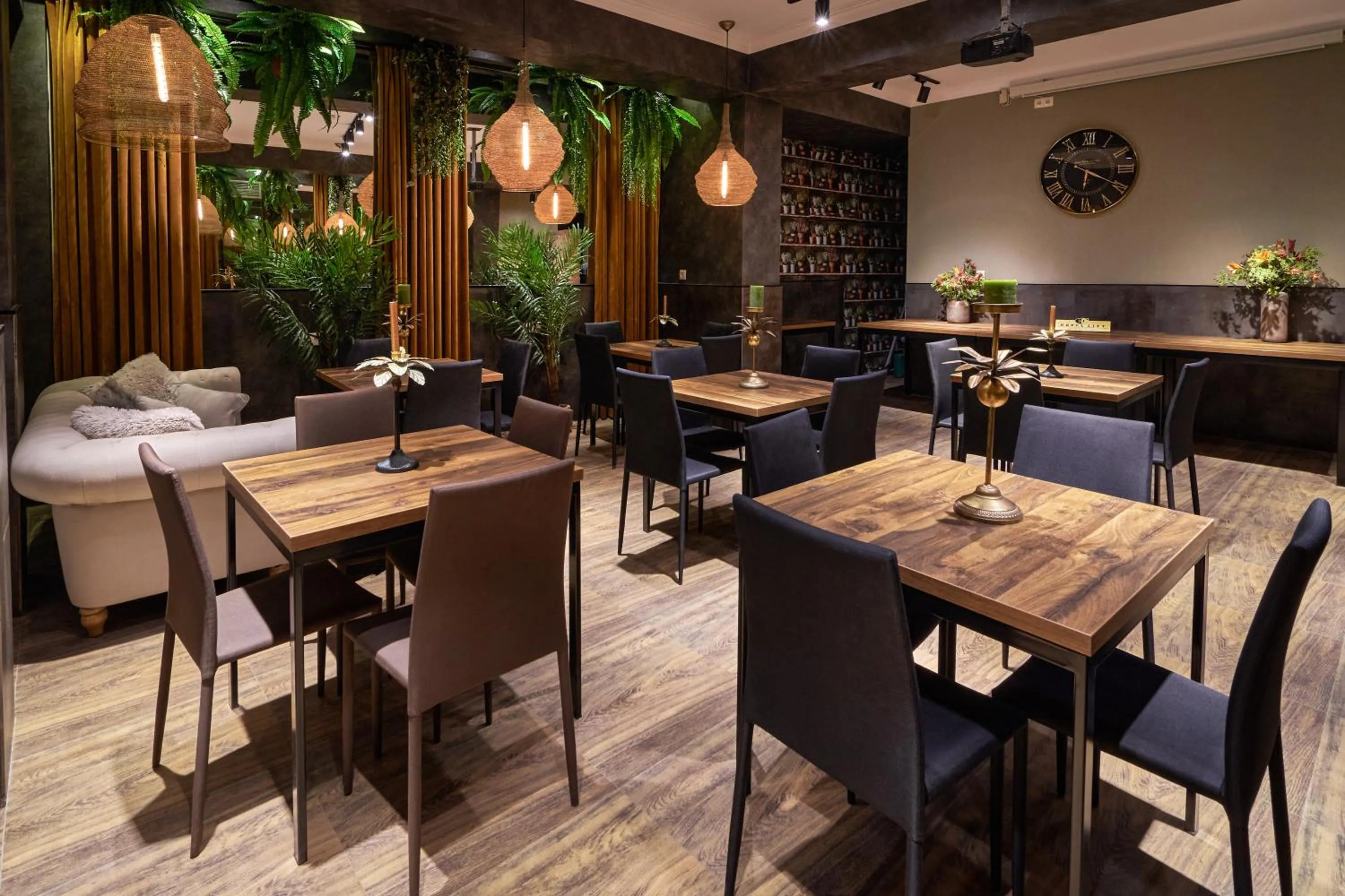 Restaurant/places to eat in Hotel City