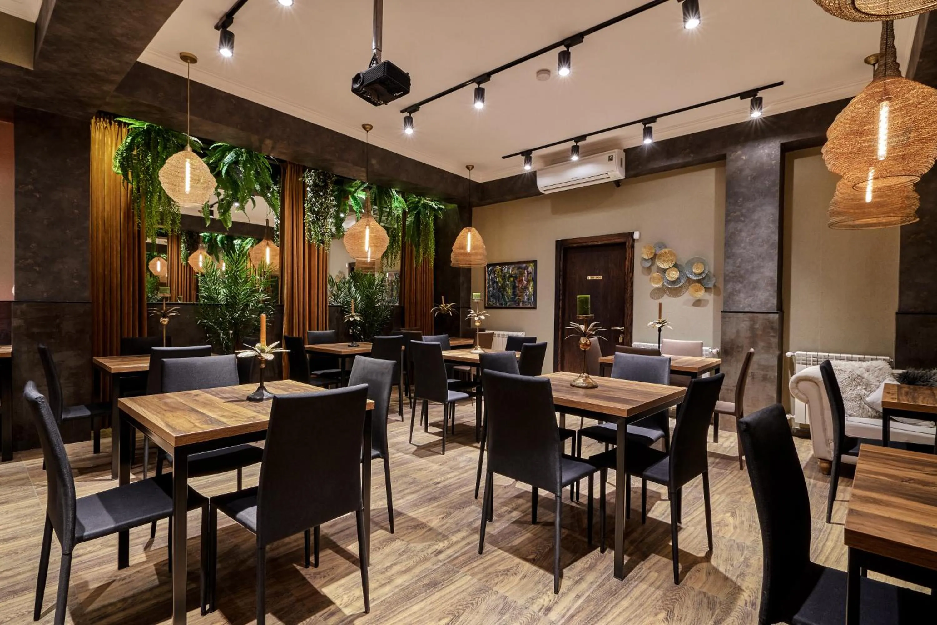 Restaurant/places to eat in Hotel City