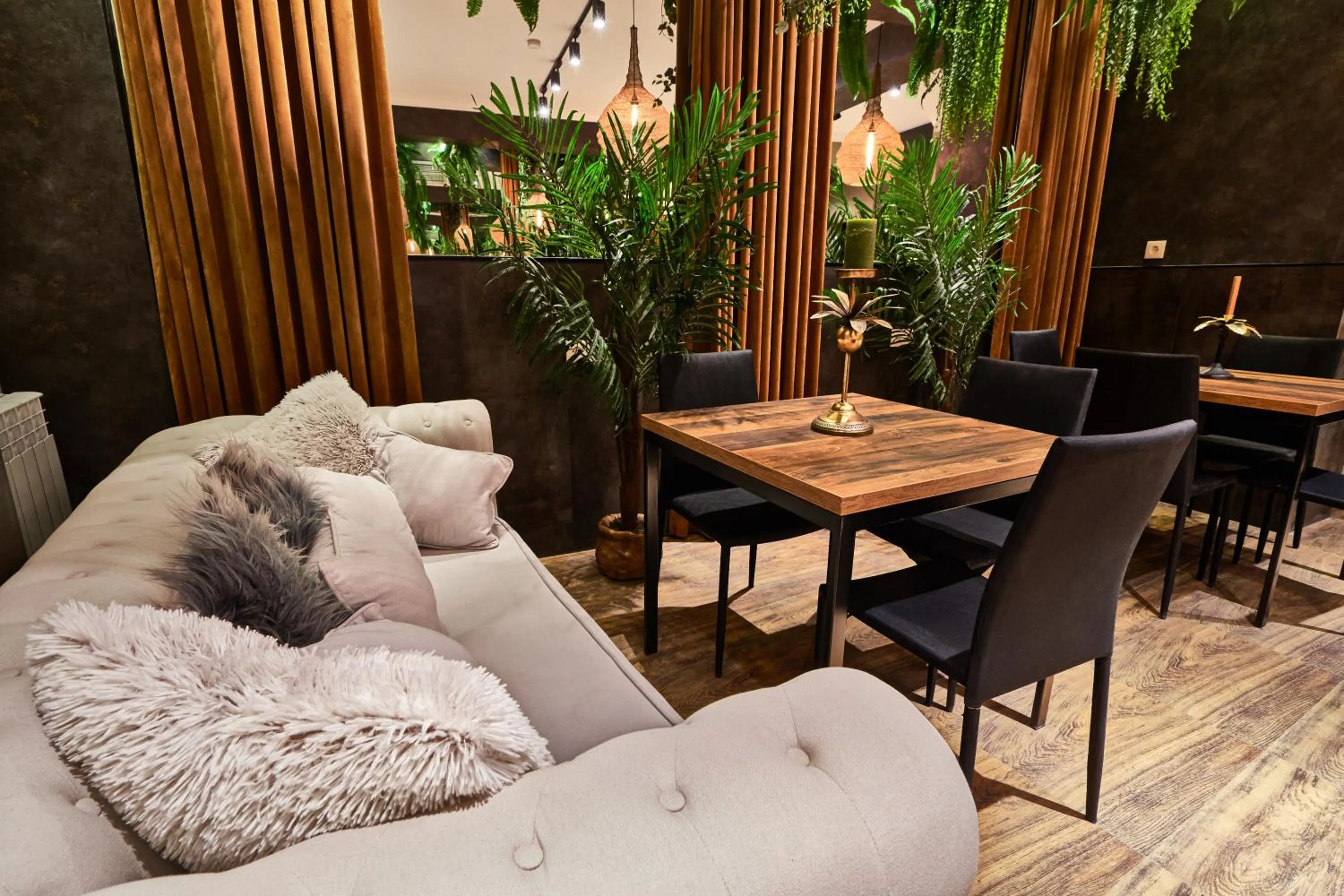 Restaurant/places to eat in Hotel City