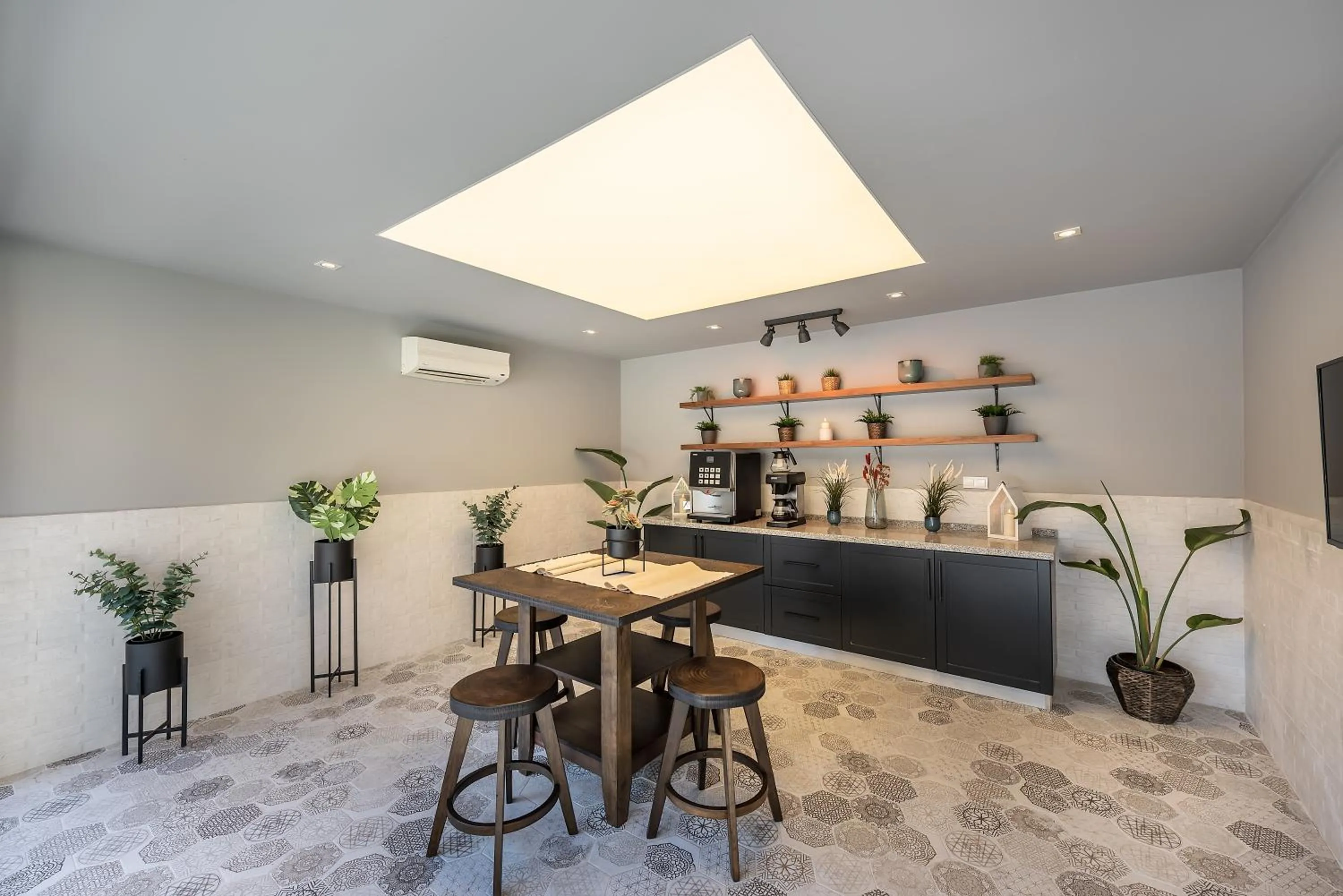 Restaurant/places to eat in White City Beach Adult Only