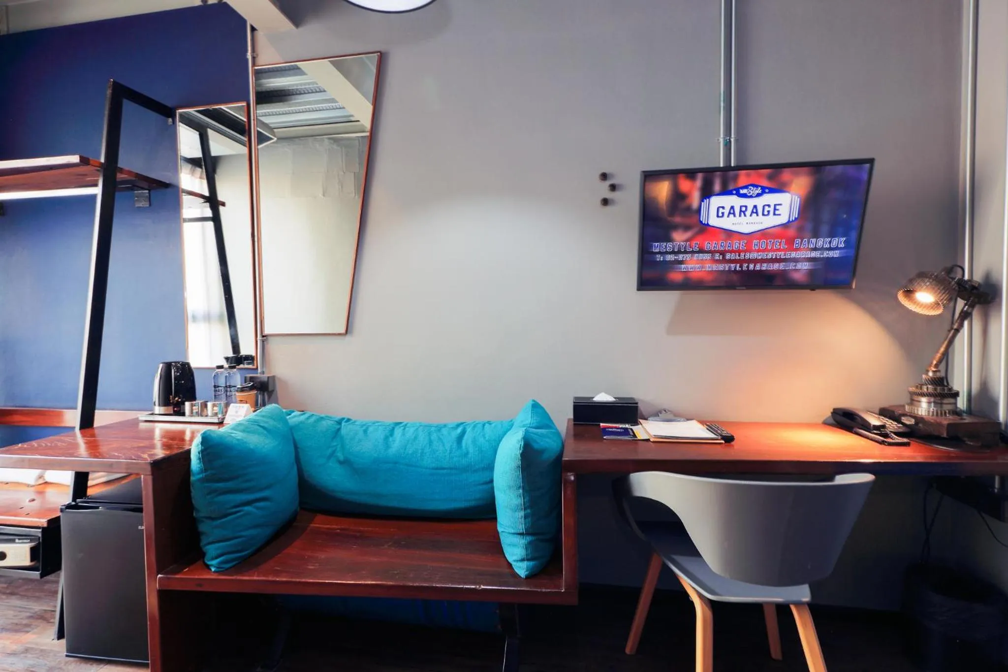 Seating area in MeStyle Garage Hotel