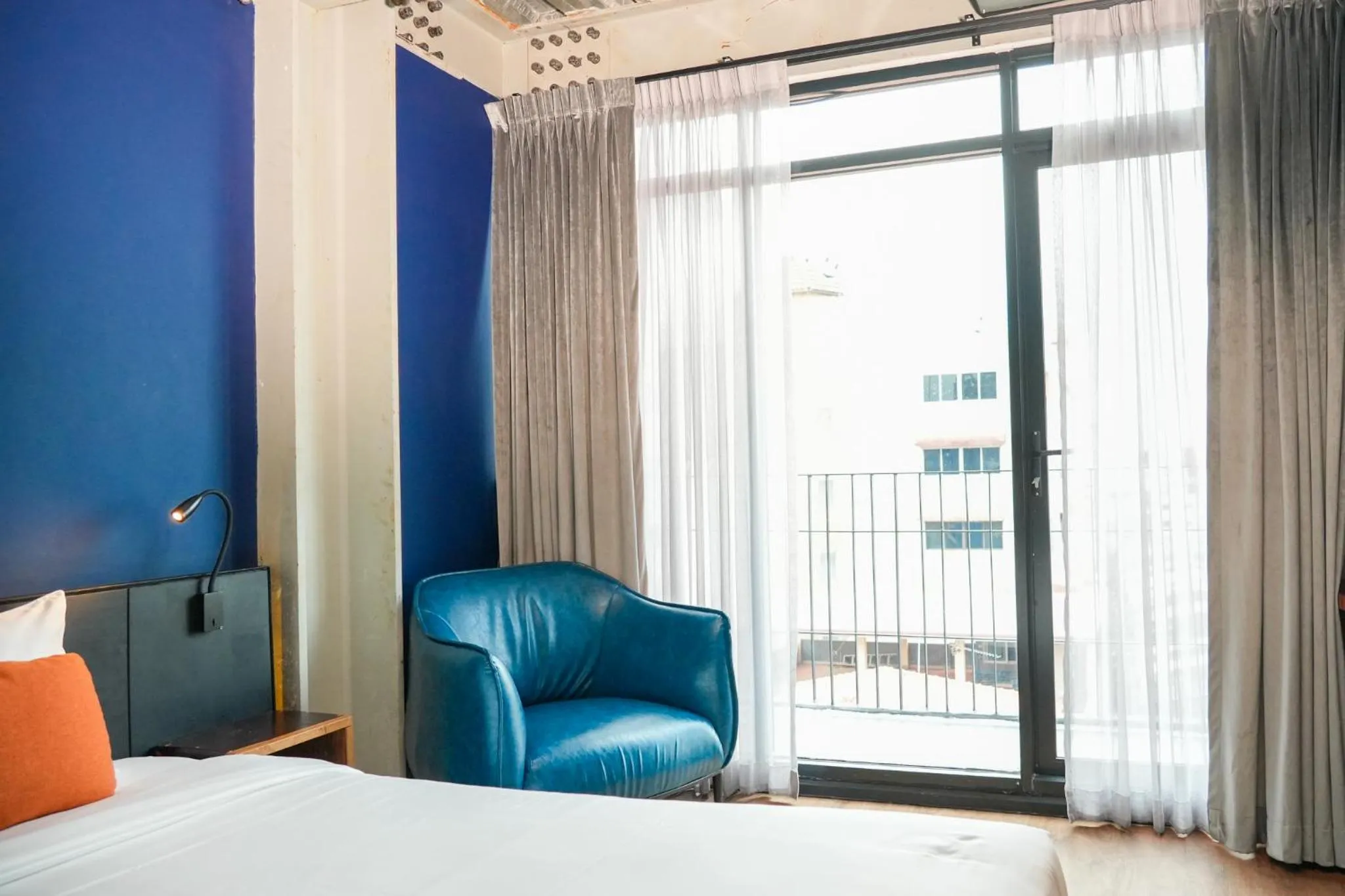 Seating area, Bed in MeStyle Garage Hotel