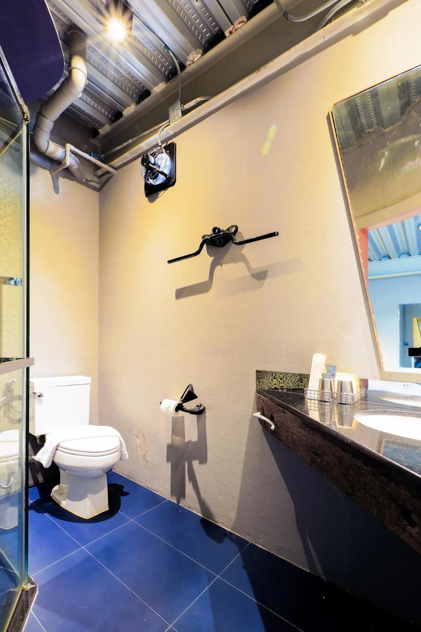 Toilet in MeStyle Garage Hotel