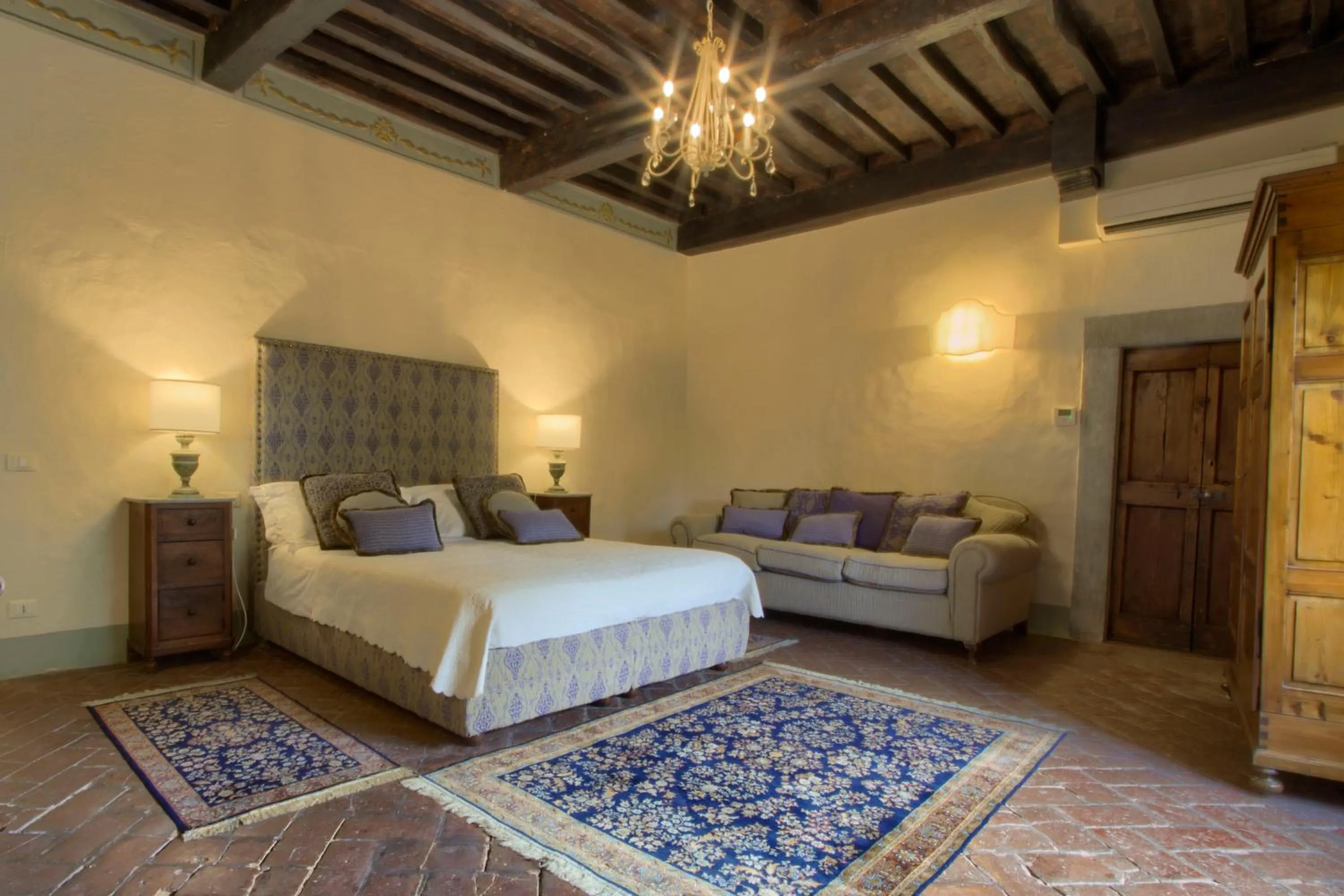 Photo of the whole room, Bed in Castello Di Meleto