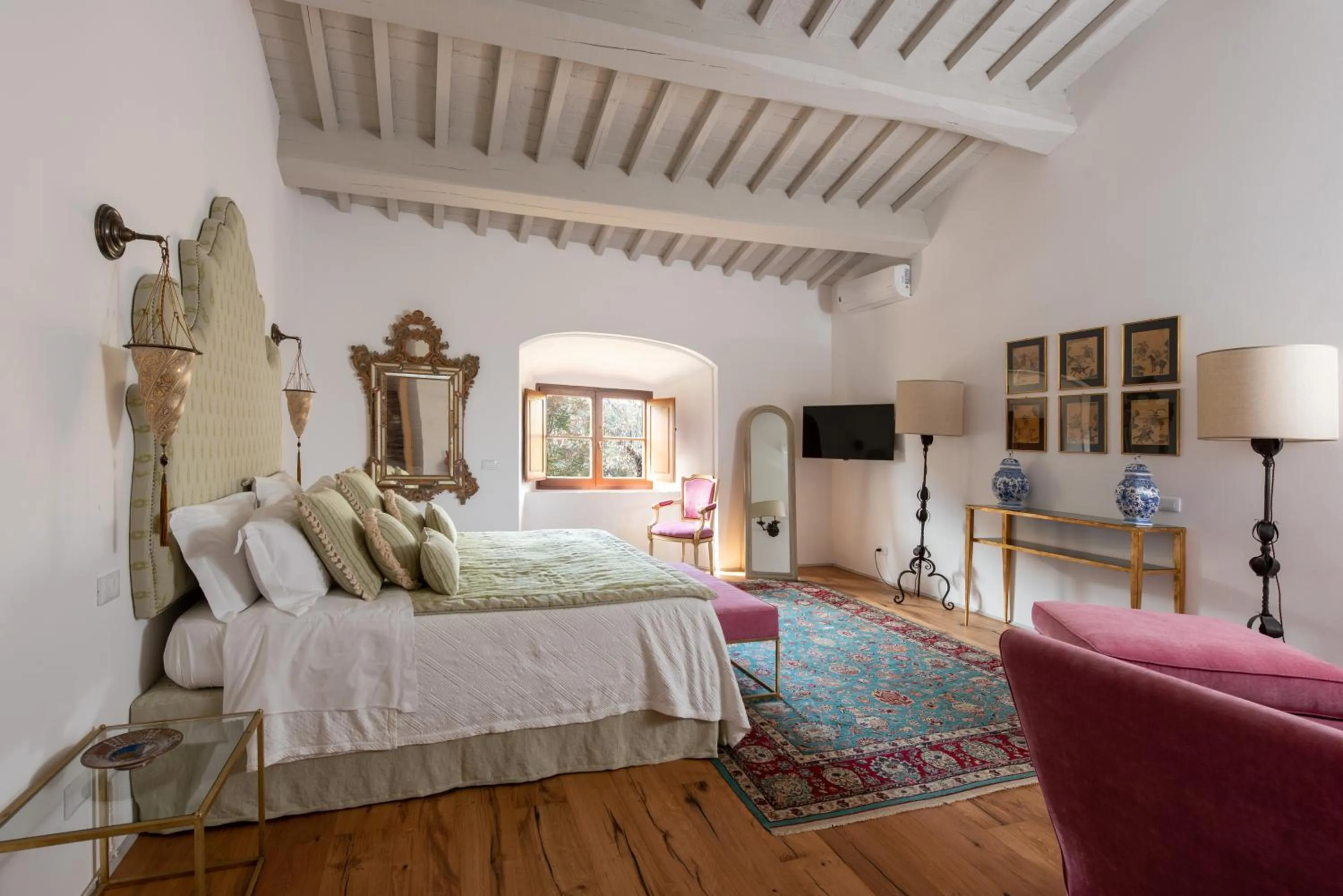 Photo of the whole room, Bed in Castello Di Meleto