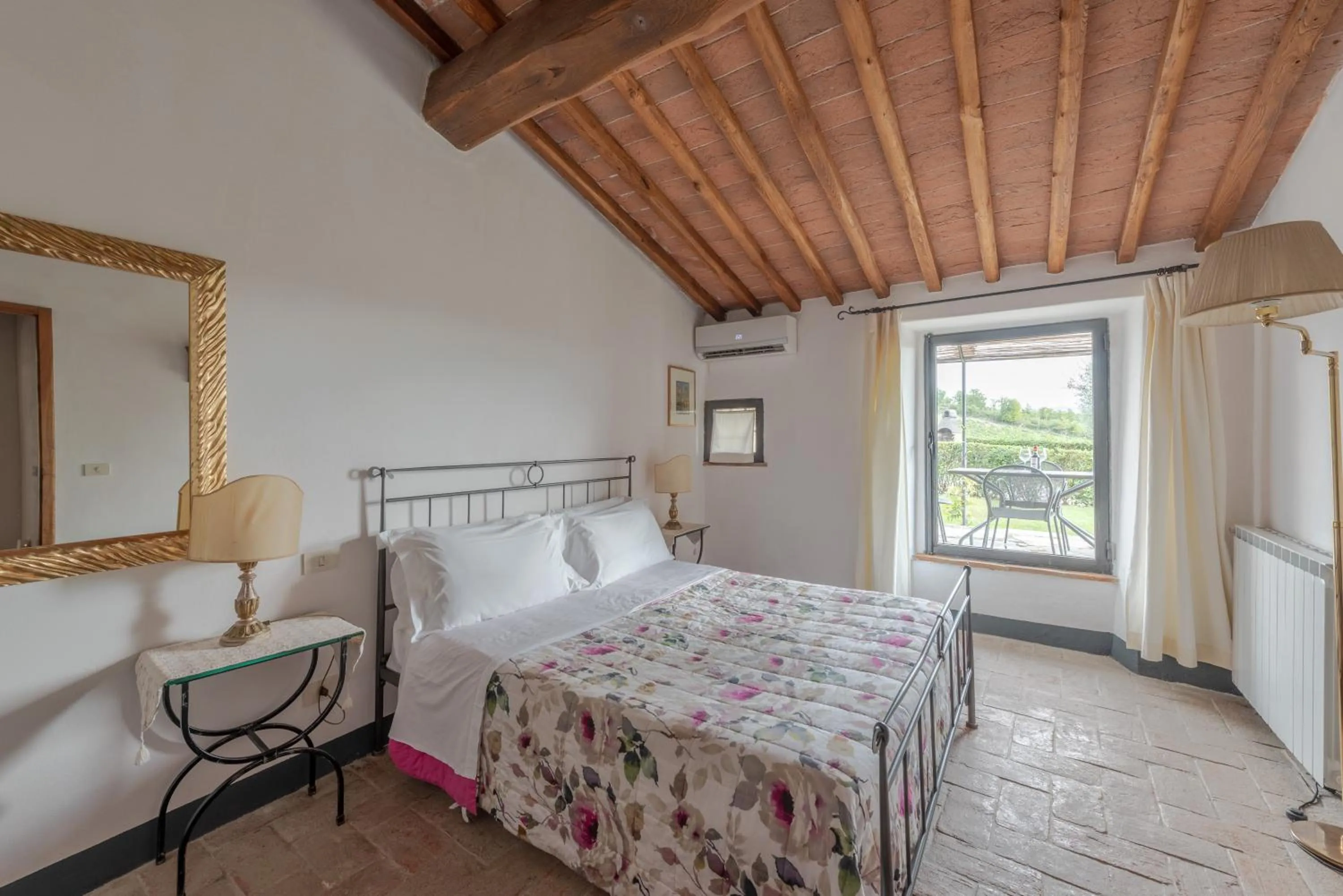 Photo of the whole room, Bed in Castello Di Meleto