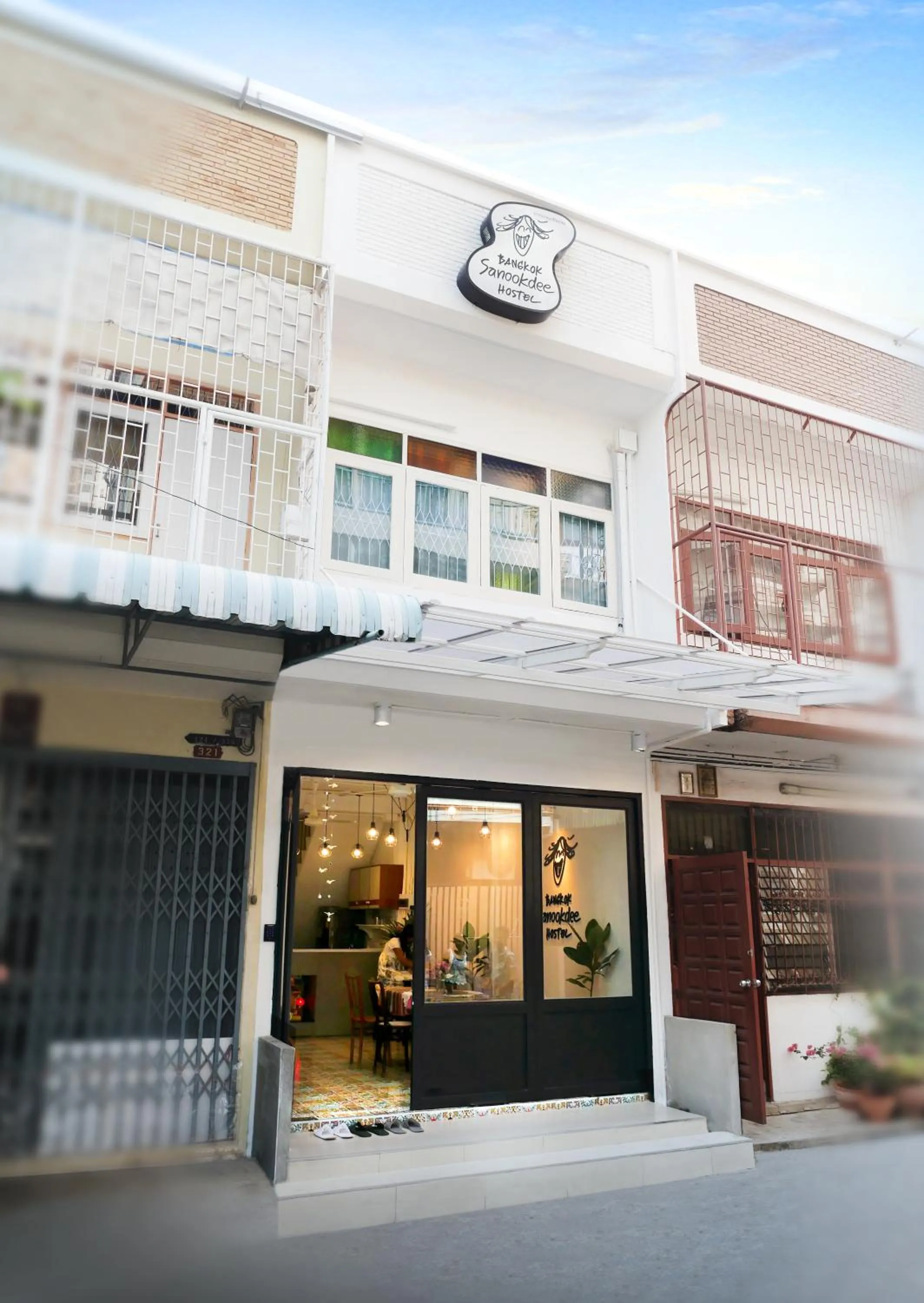 Facade/entrance in Bangkok Sanookdee Hostel