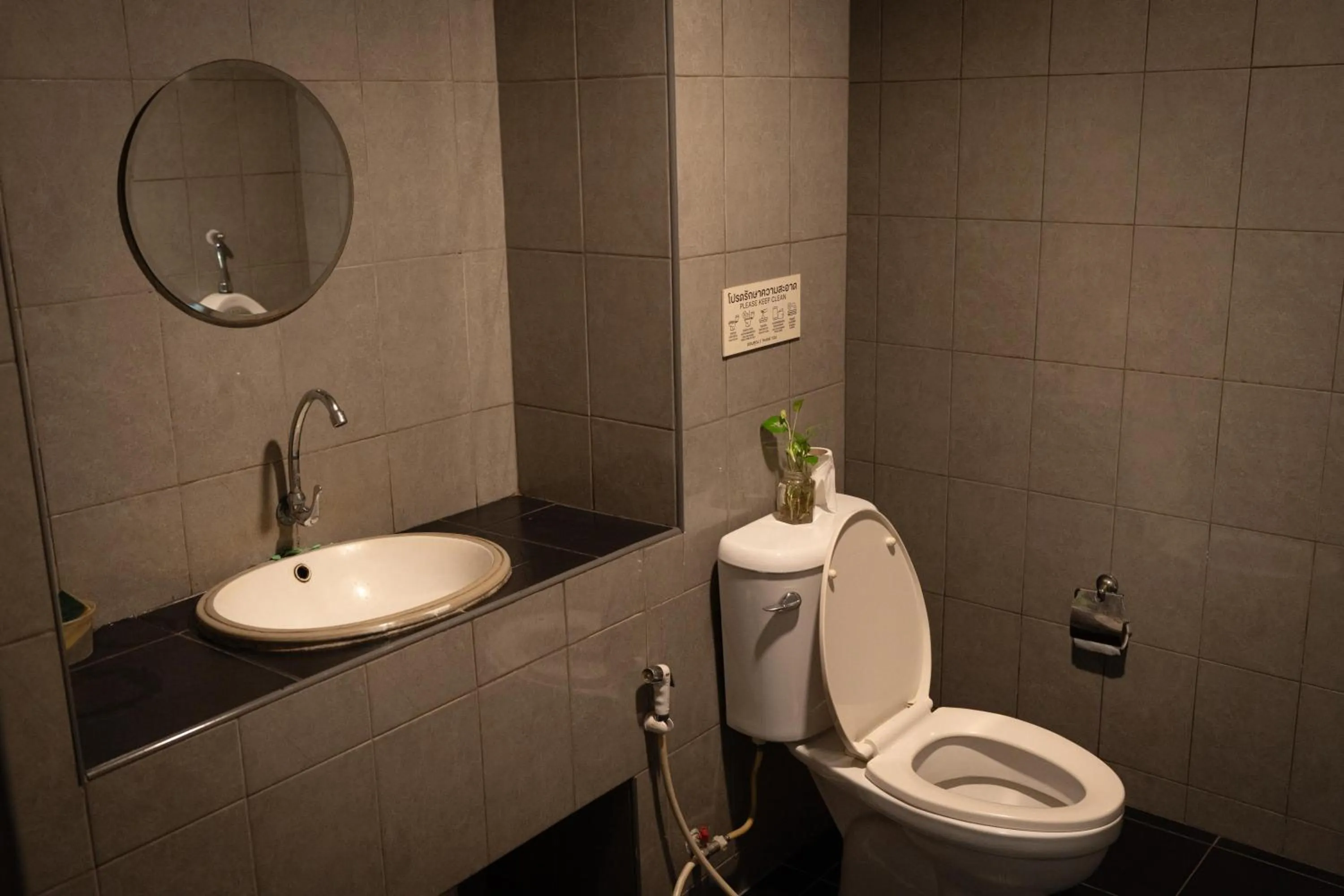 Toilet in Baan Paea Guest House