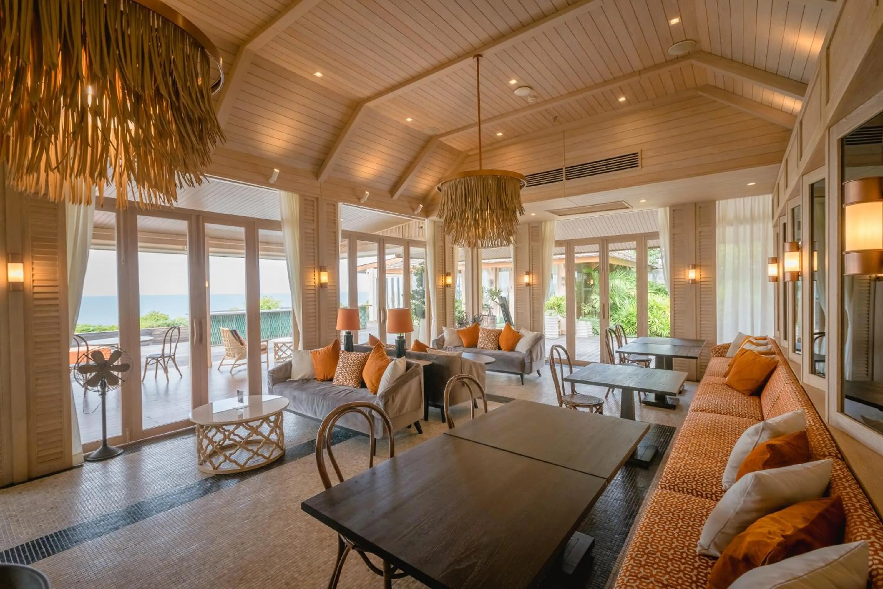 Lounge or bar in Cape Fahn Hotel - Private Islands Samui