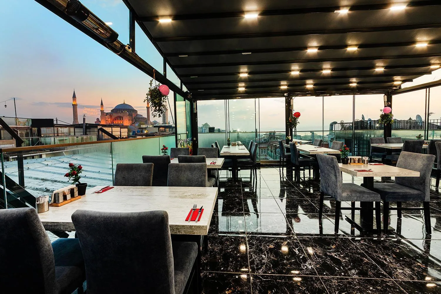 Restaurant/places to eat in Aristocrat Hotel