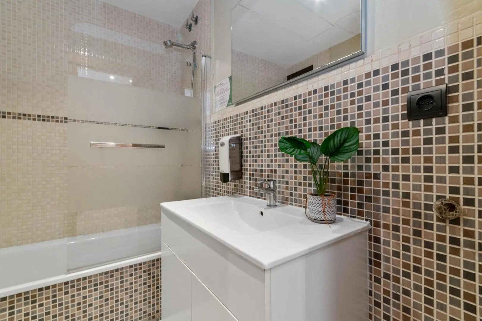 Shower in Suite Home Sagrada Familia