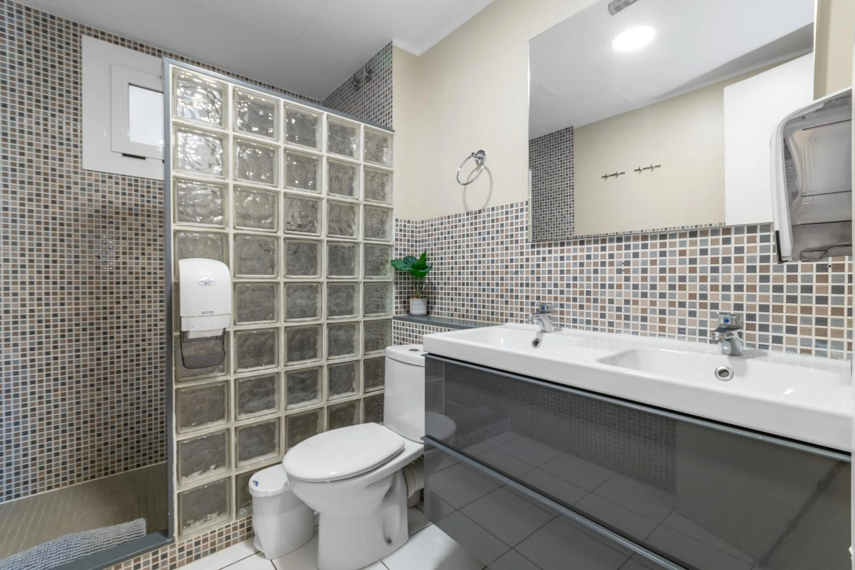 Shower in Suite Home Sagrada Familia