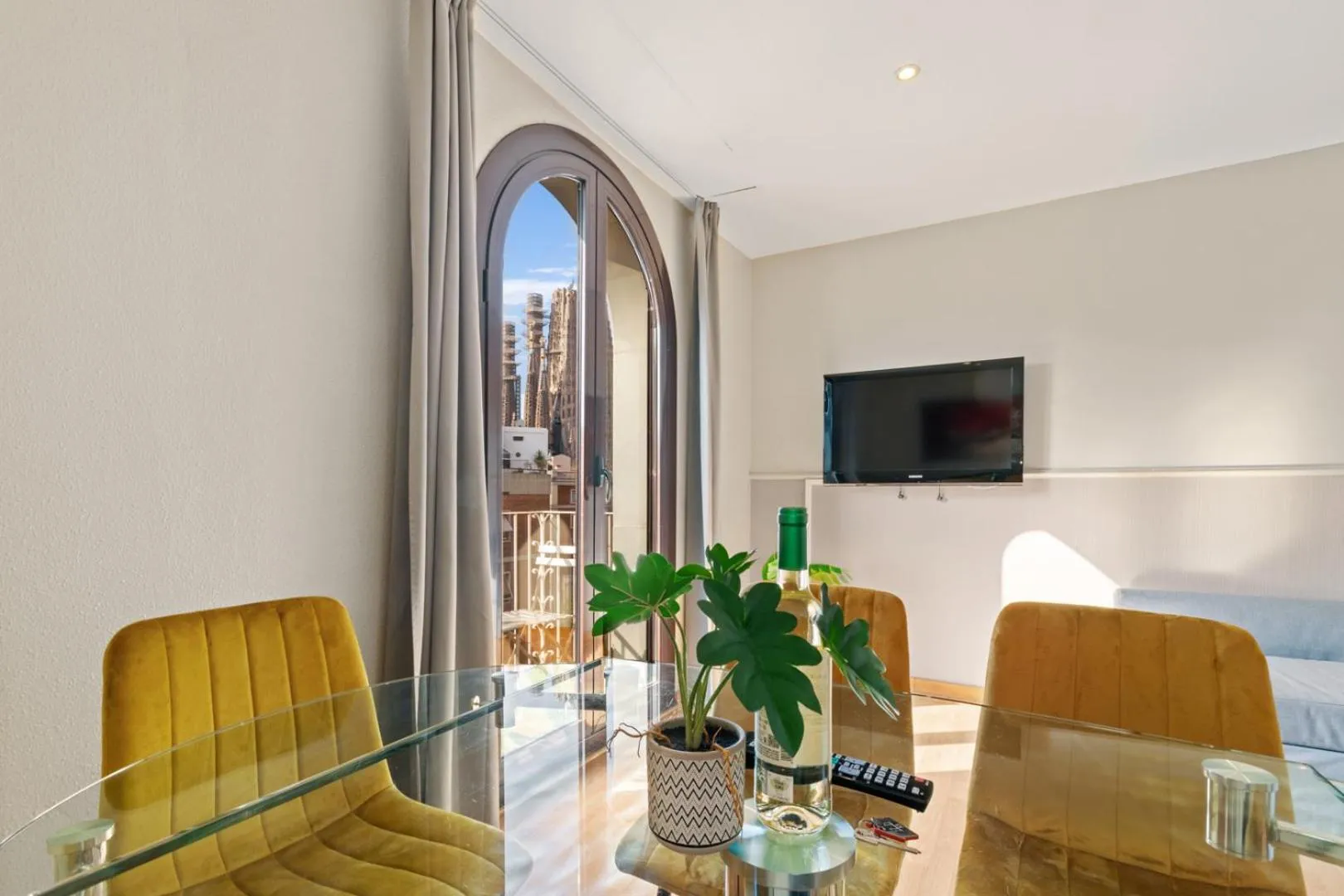 TV and multimedia in Suite Home Sagrada Familia