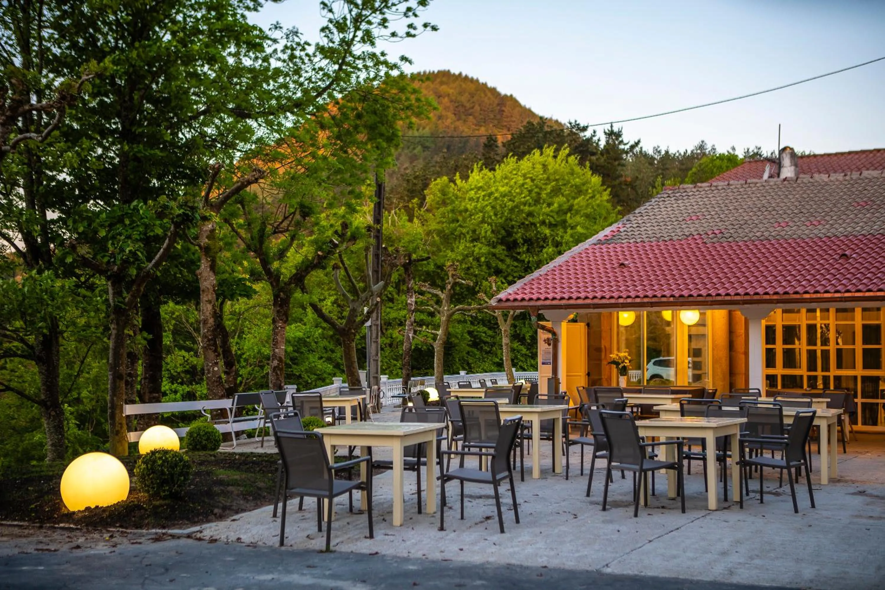 Restaurant/places to eat in IXUA Hotela