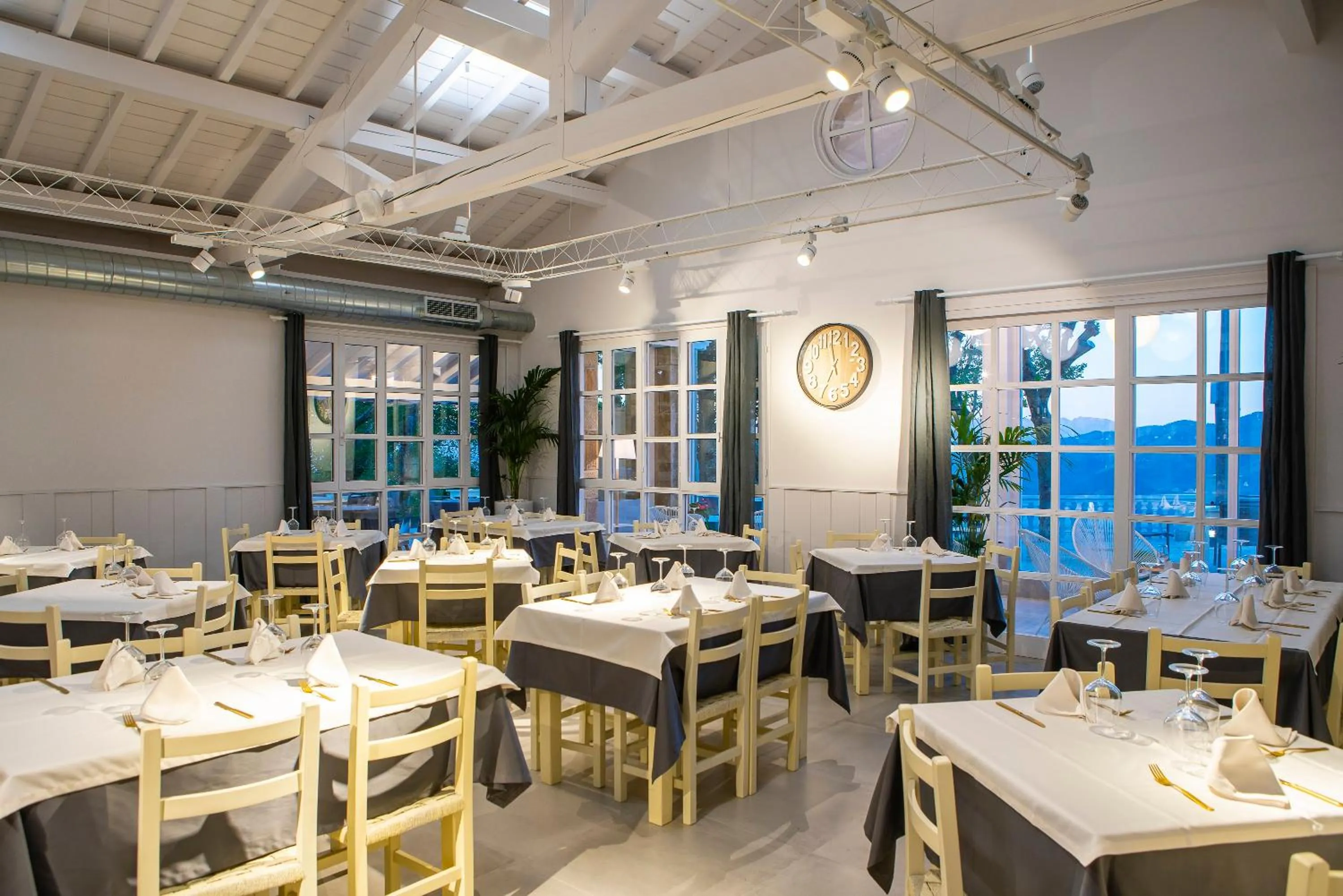 Restaurant/places to eat in IXUA Hotela