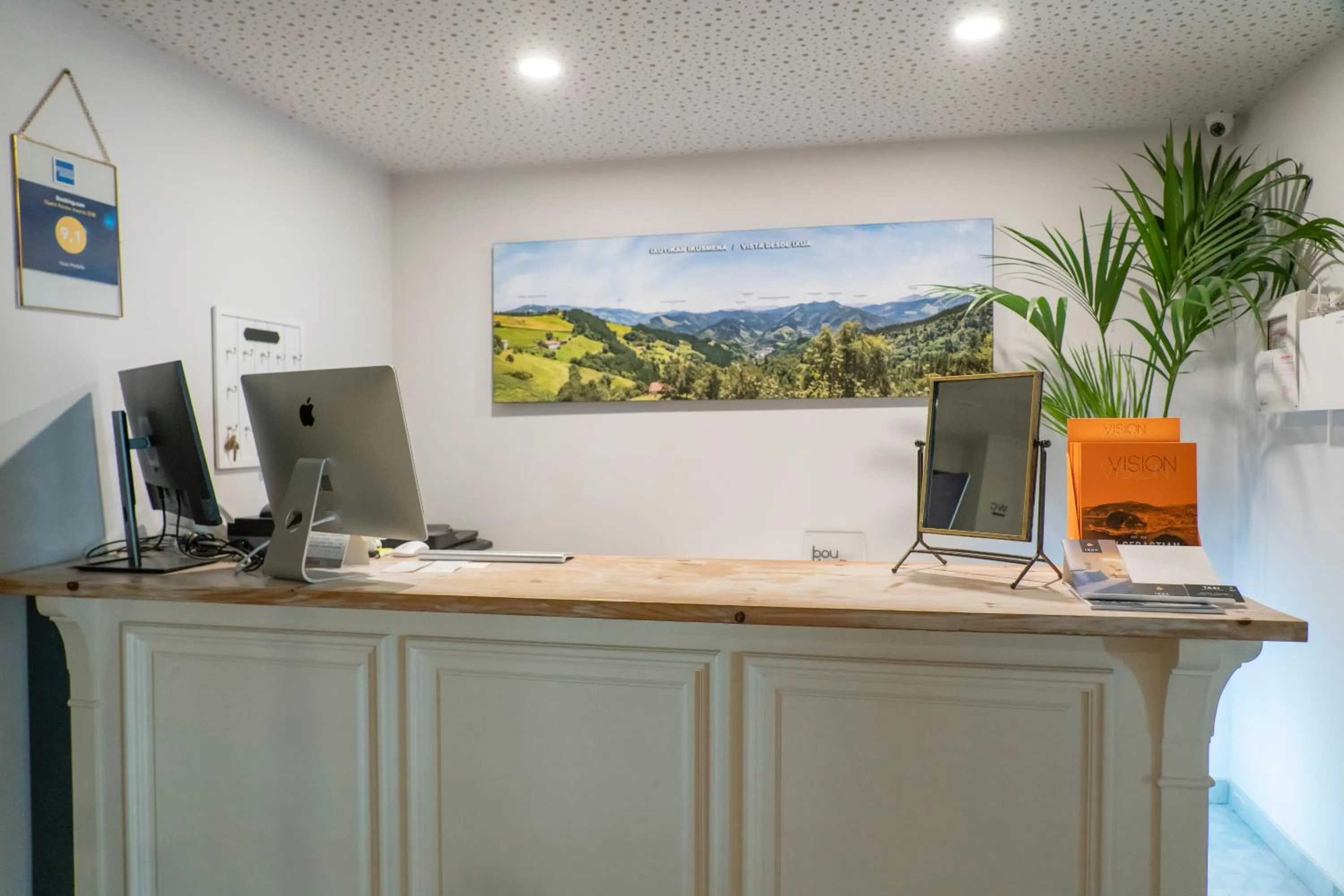 Lobby or reception in IXUA Hotela