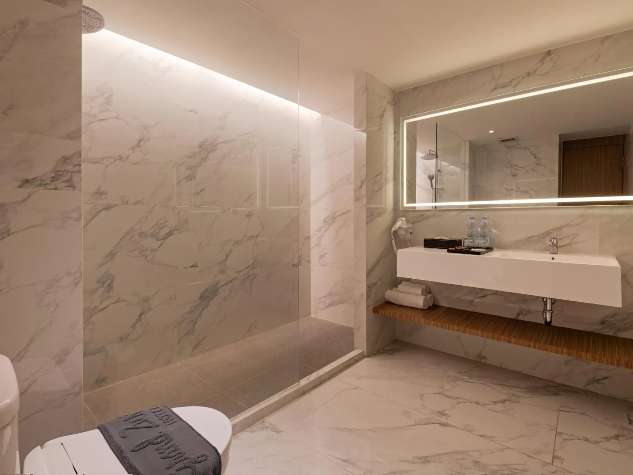 Bathroom, Bed in Grand Zuri Pekanbaru