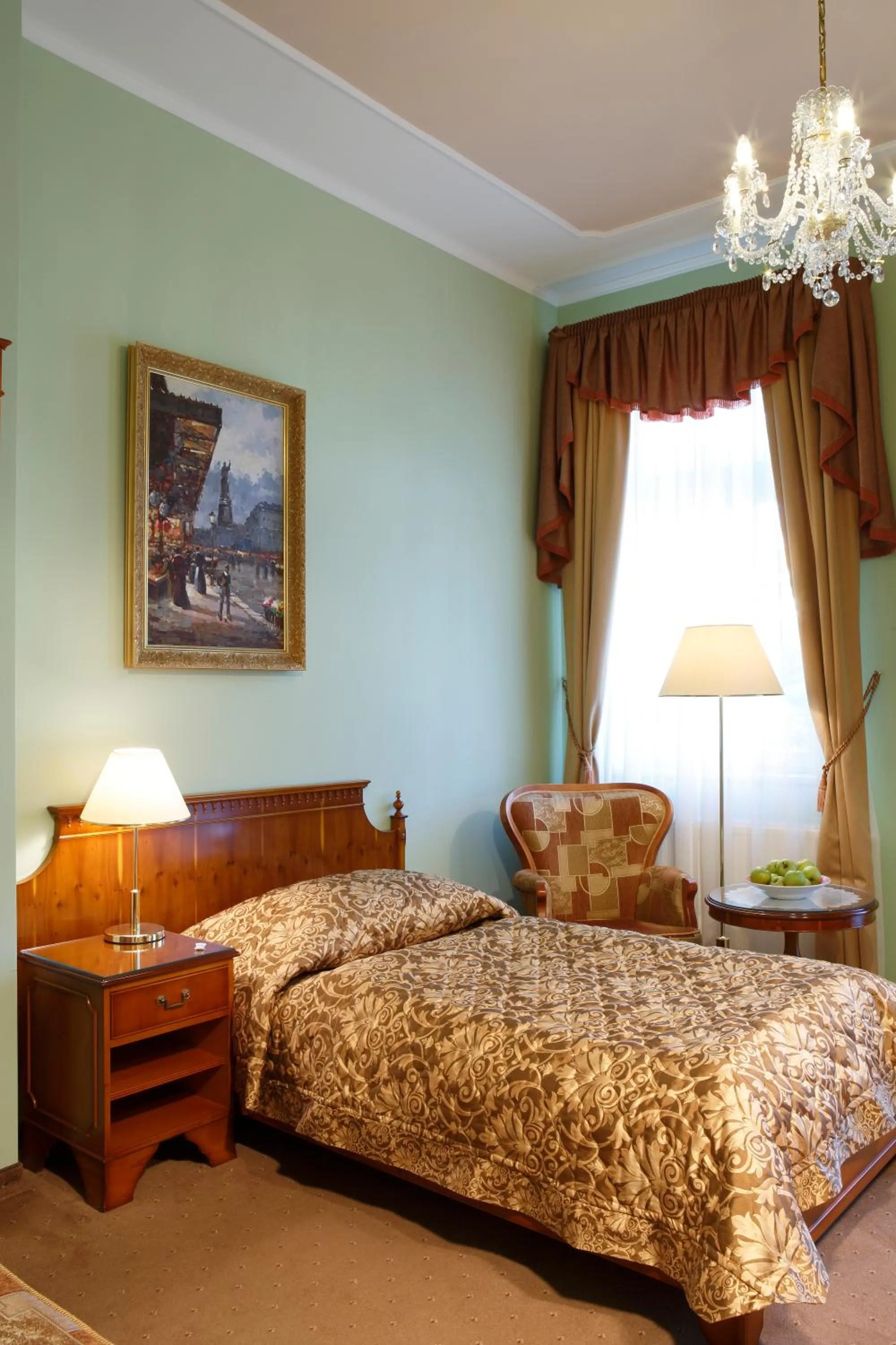 Photo of the whole room, Bed in Bristol Georgy House