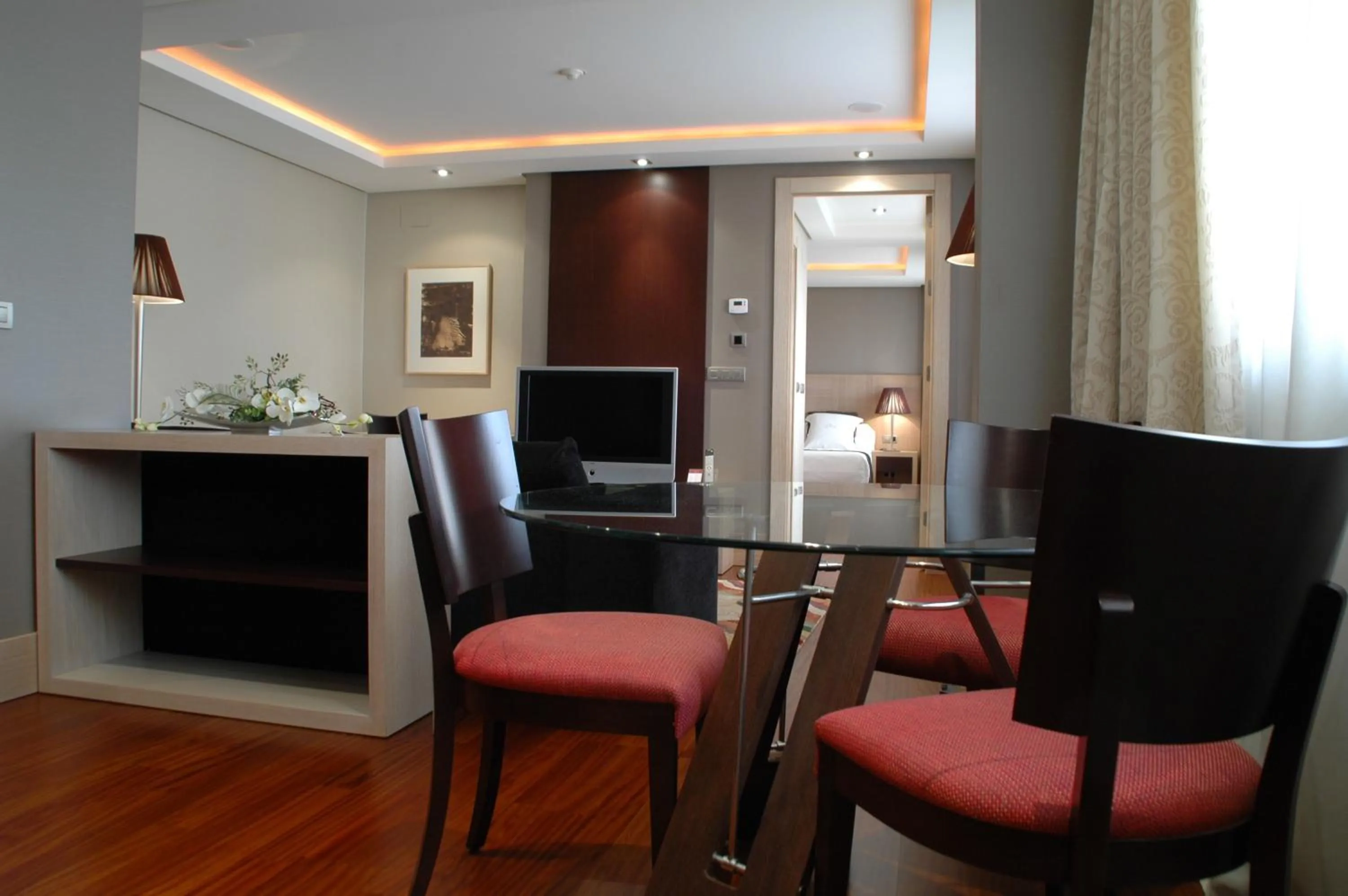 Kitchen or kitchenette in Washington Parquesol Suites & Hotel