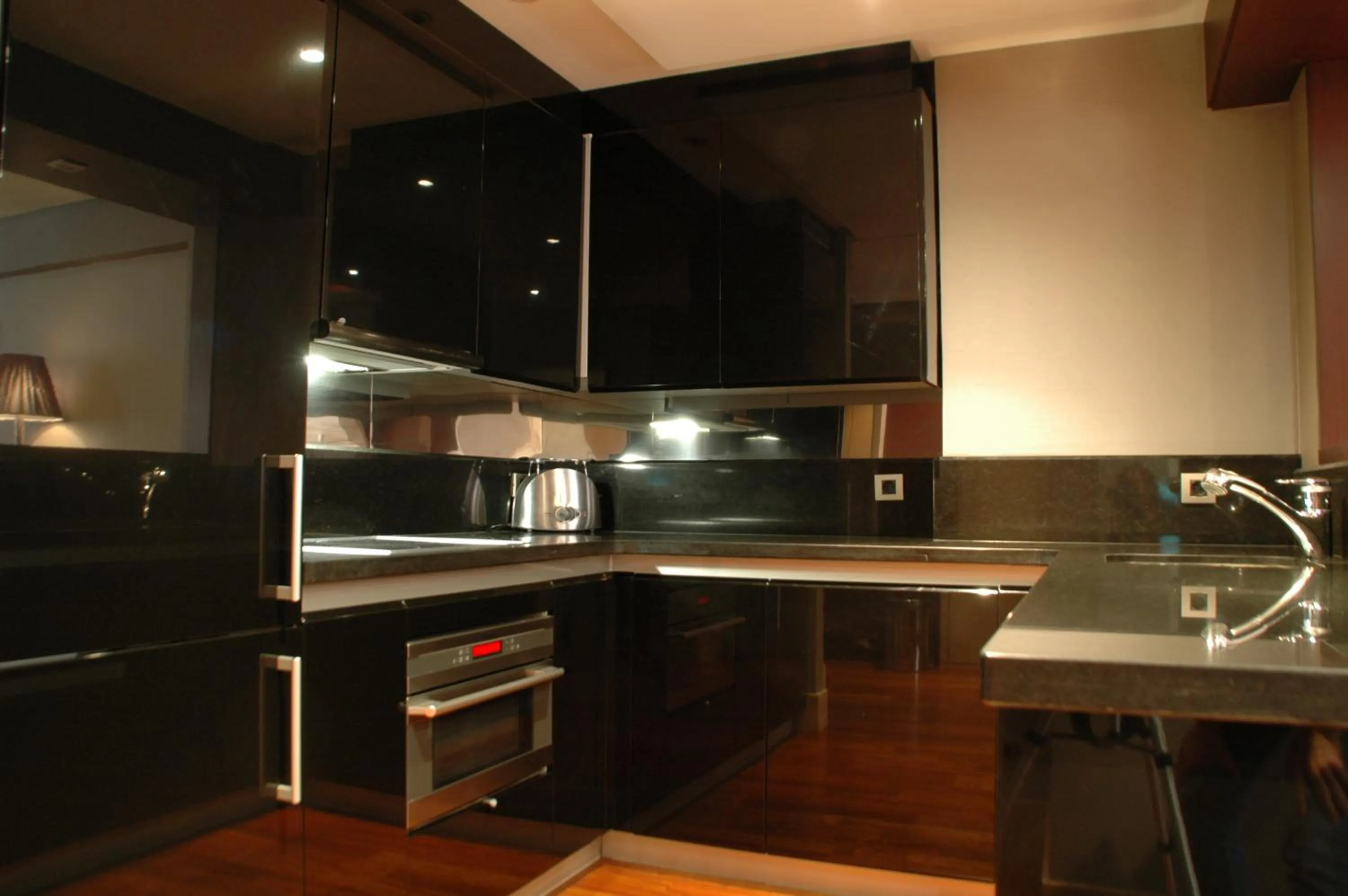 Kitchen or kitchenette in Washington Parquesol Suites & Hotel